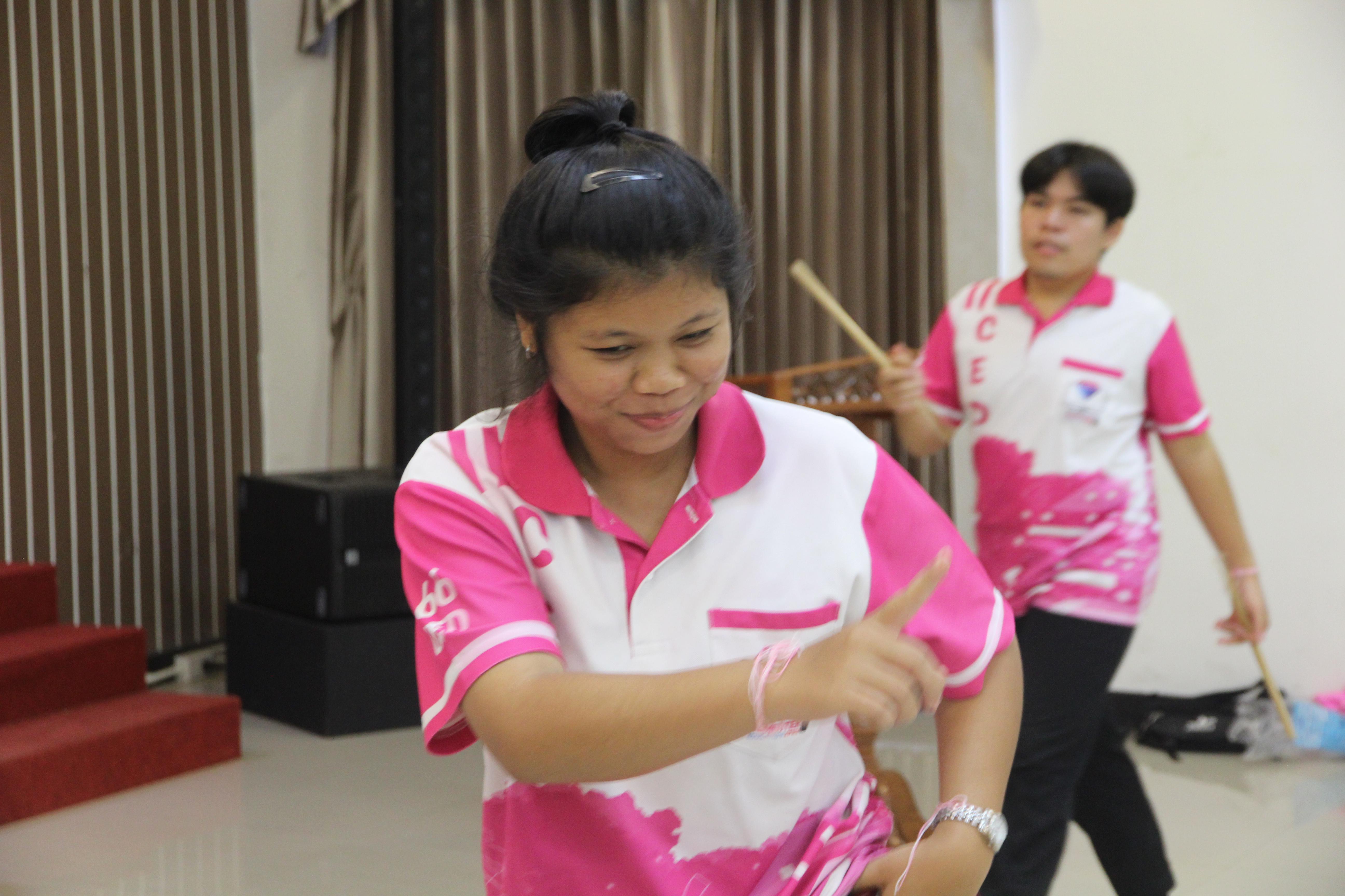 1597. กิจกรรมผูกข้อมือ 68