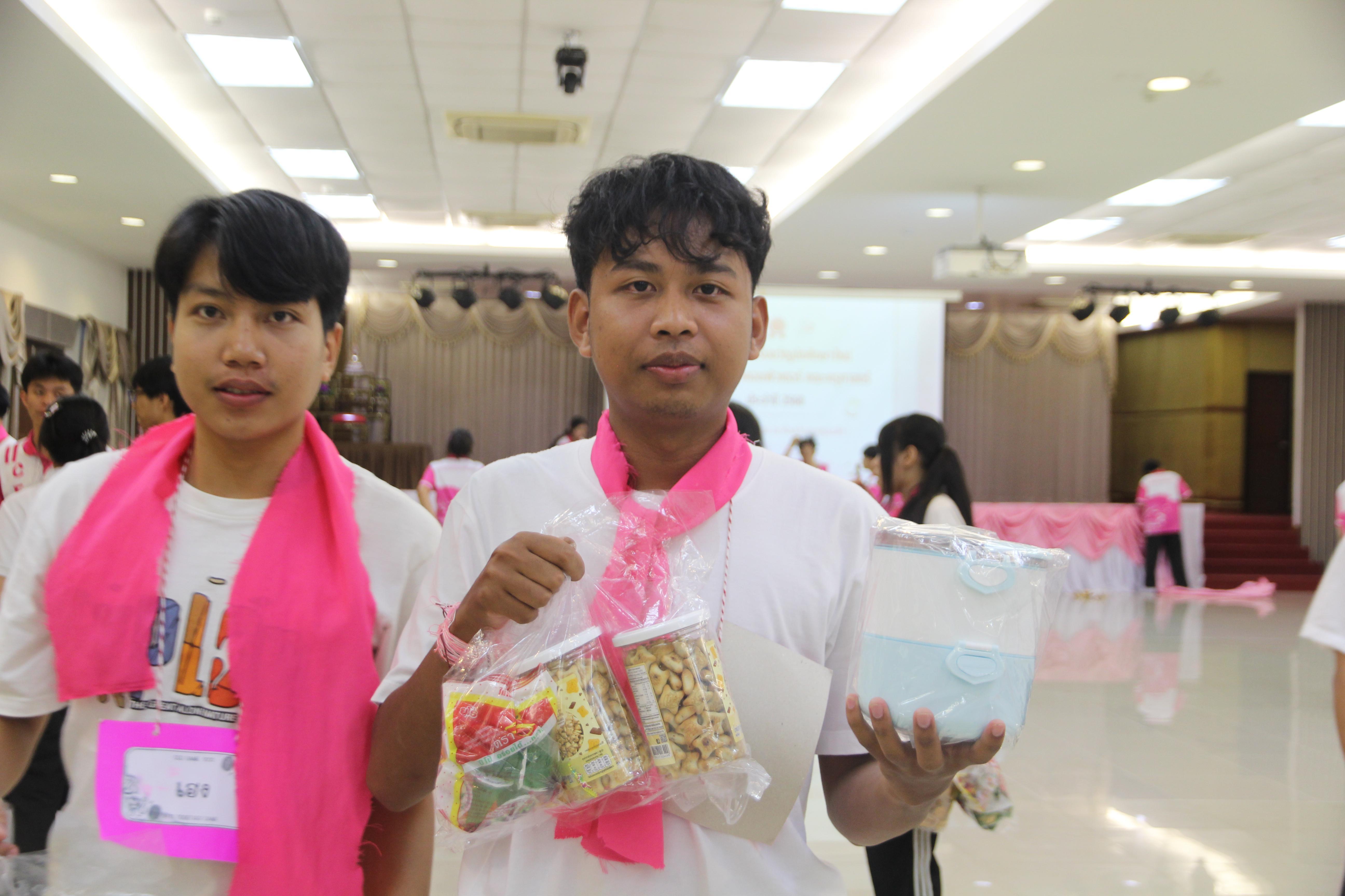 1652. กิจกรรมผูกข้อมือ 68