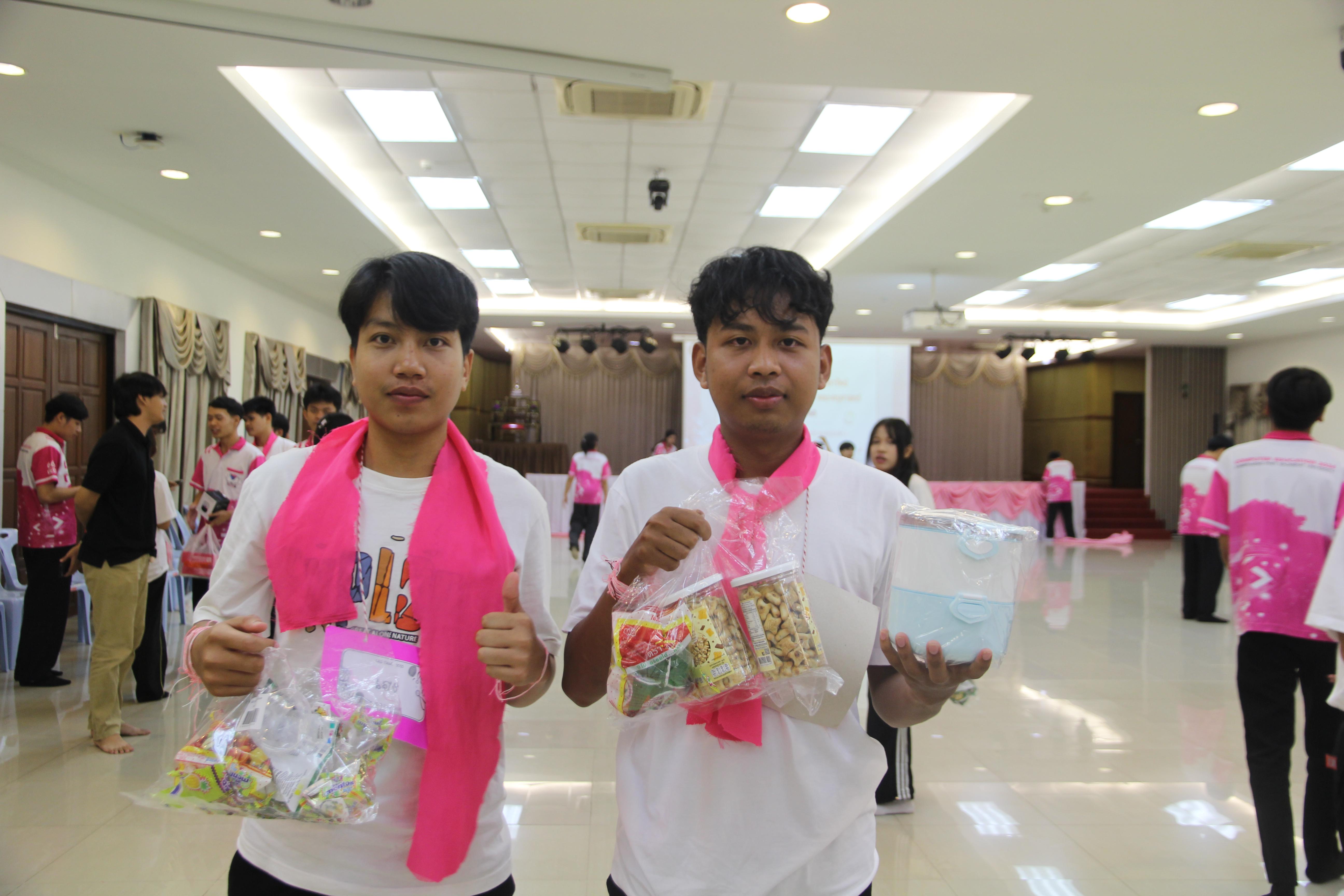 1653. กิจกรรมผูกข้อมือ 68