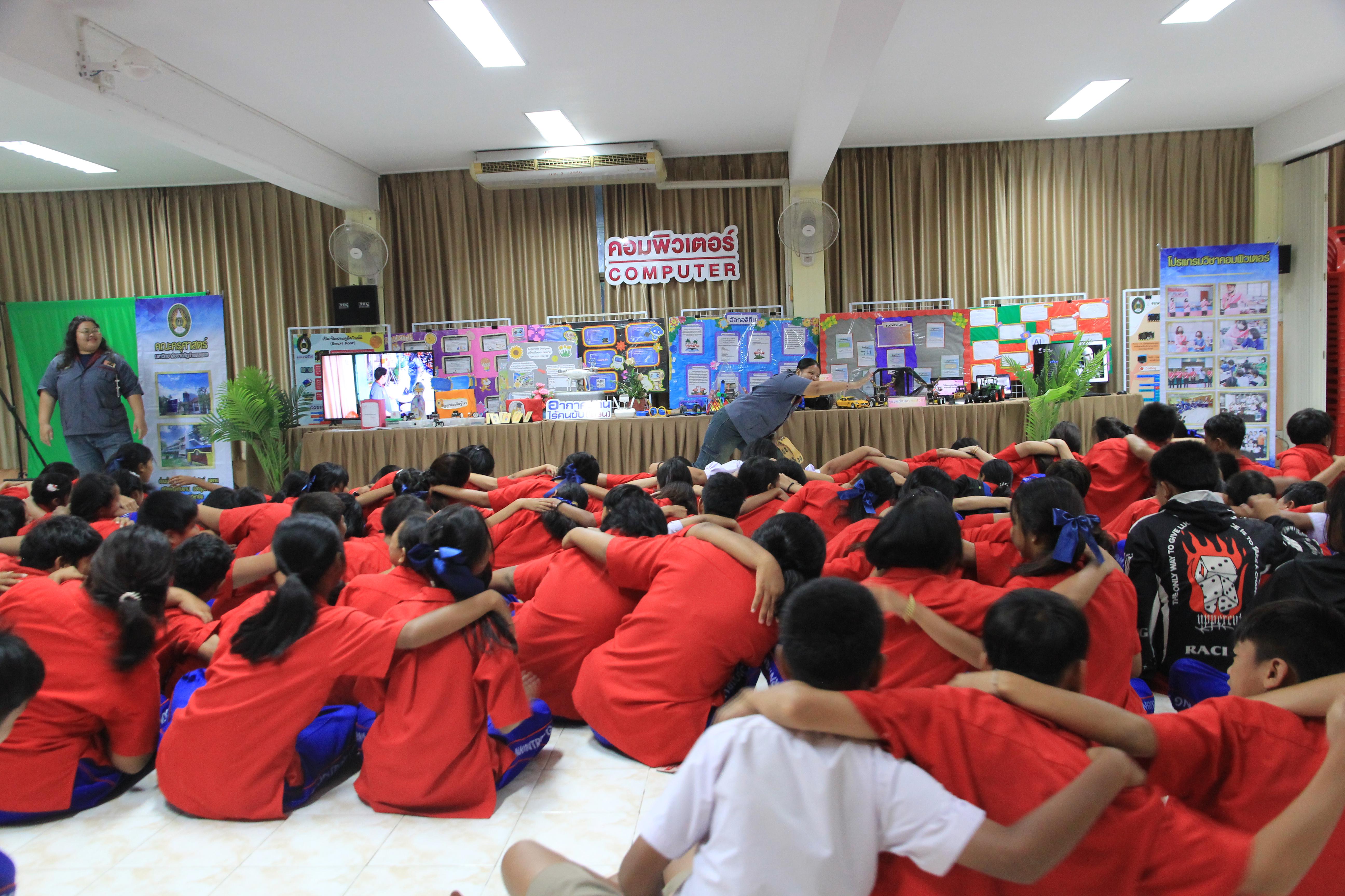11. โปรแกรมวิชาคอมพิวเตอร์ ร่วมจัดค่ายวิชาการ ให้กับนักเรียนมัธยมศึกษาปีที่ 1-6 ณ โรงเรียนนครไตรตรึงษ์