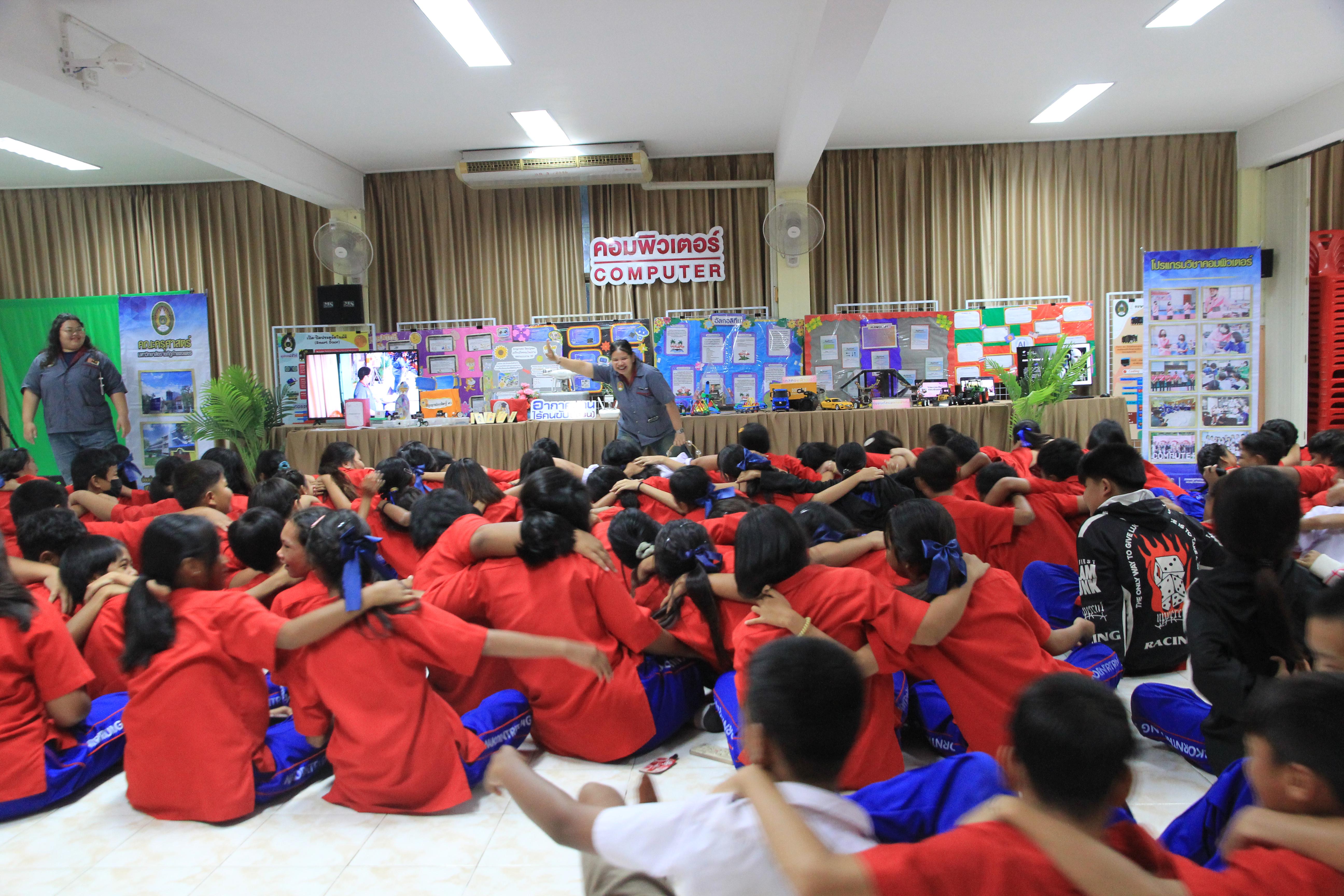 12. โปรแกรมวิชาคอมพิวเตอร์ ร่วมจัดค่ายวิชาการ ให้กับนักเรียนมัธยมศึกษาปีที่ 1-6 ณ โรงเรียนนครไตรตรึงษ์