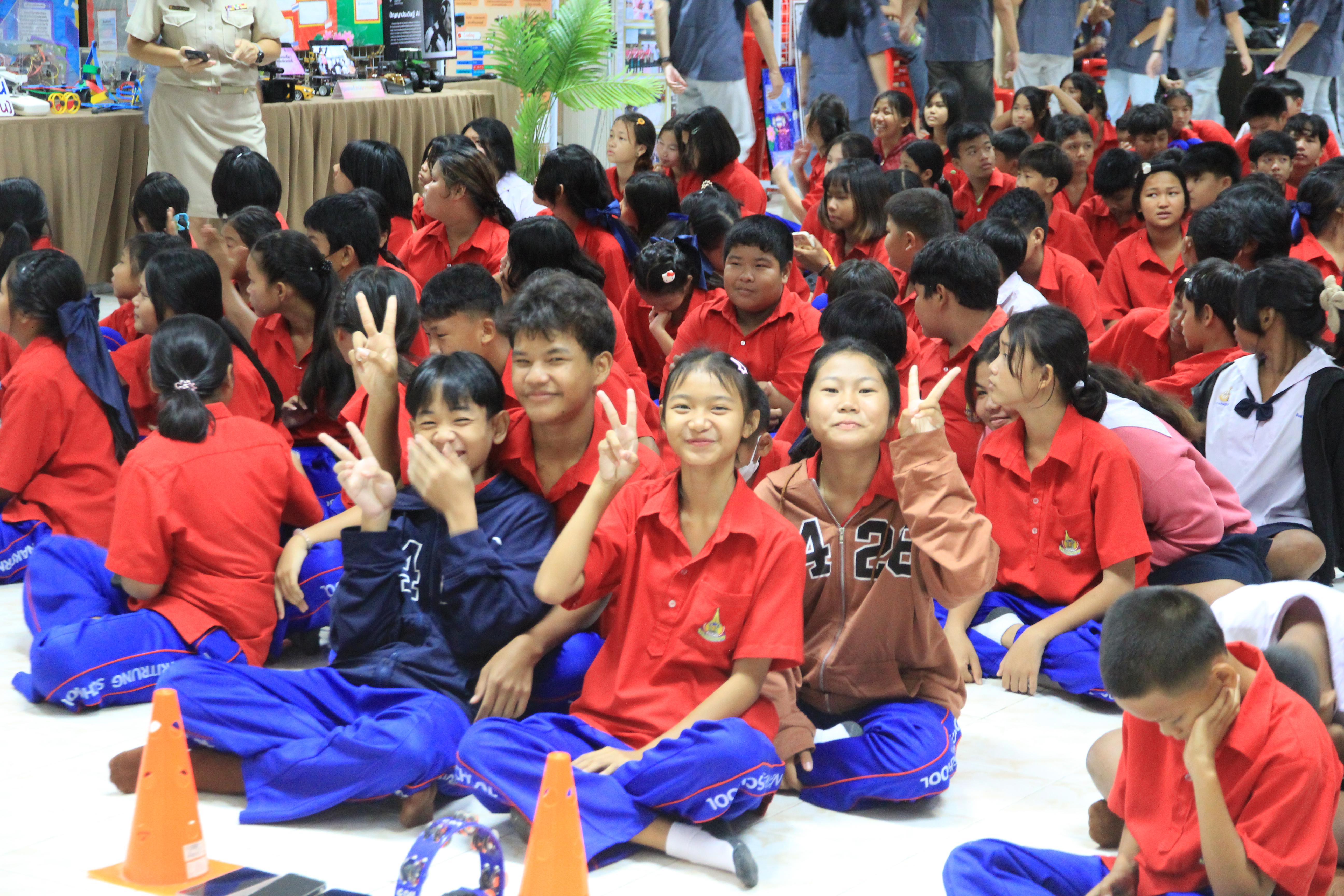 31. โปรแกรมวิชาคอมพิวเตอร์ ร่วมจัดค่ายวิชาการ ให้กับนักเรียนมัธยมศึกษาปีที่ 1-6 ณ โรงเรียนนครไตรตรึงษ์