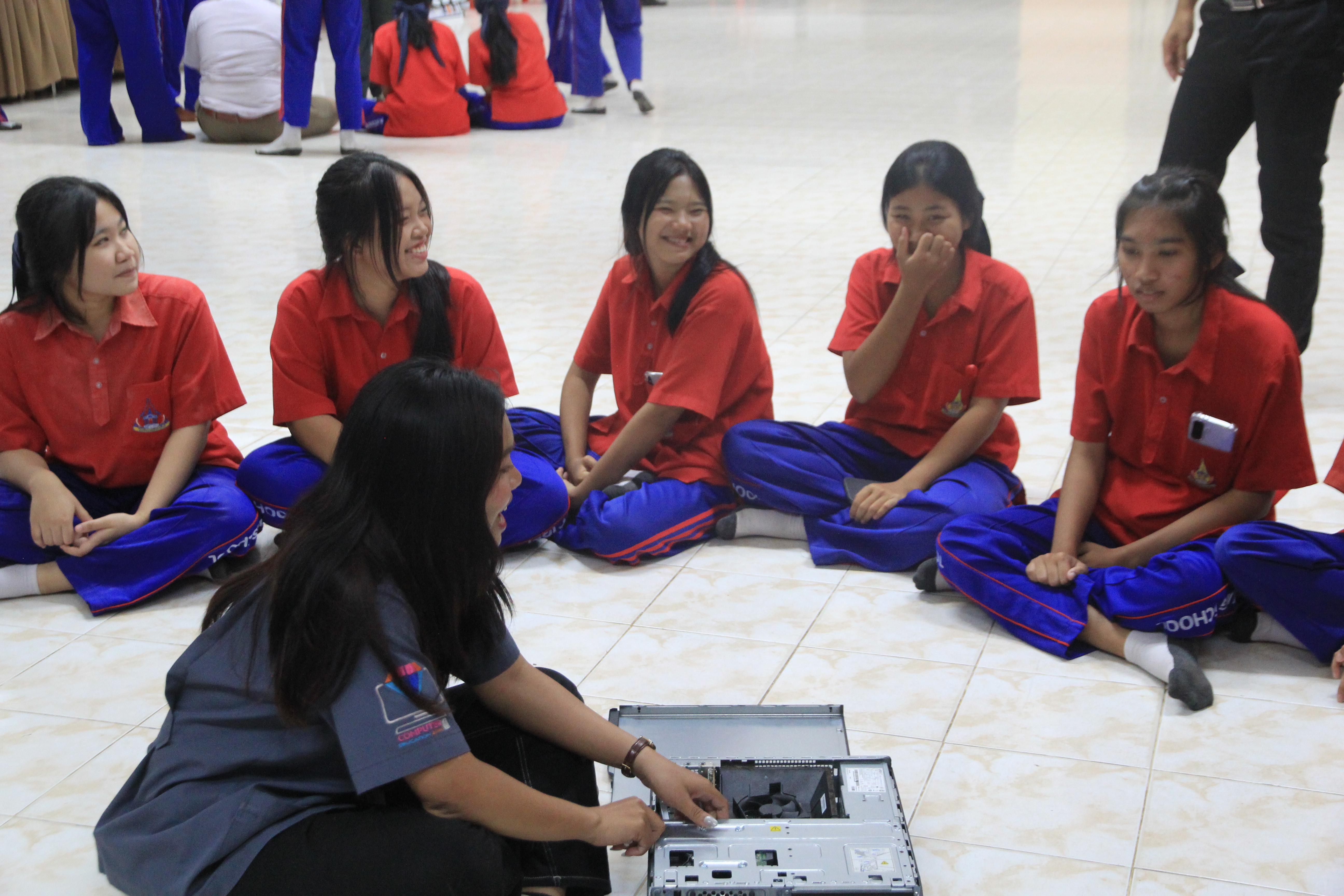195. โปรแกรมวิชาคอมพิวเตอร์ ร่วมจัดค่ายวิชาการ ให้กับนักเรียนมัธยมศึกษาปีที่ 1-6 ณ โรงเรียนนครไตรตรึงษ์