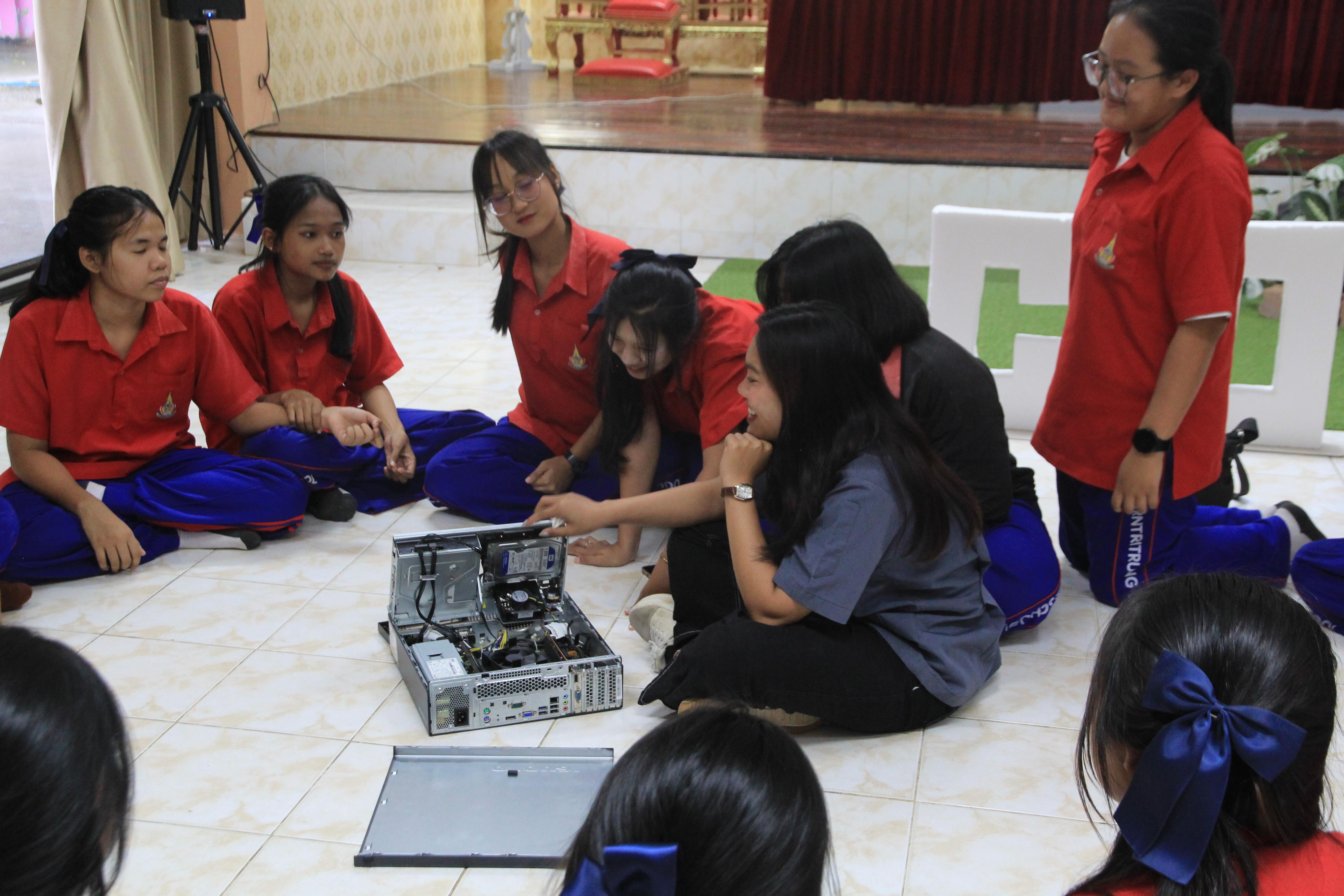 202. โปรแกรมวิชาคอมพิวเตอร์ ร่วมจัดค่ายวิชาการ ให้กับนักเรียนมัธยมศึกษาปีที่ 1-6 ณ โรงเรียนนครไตรตรึงษ์