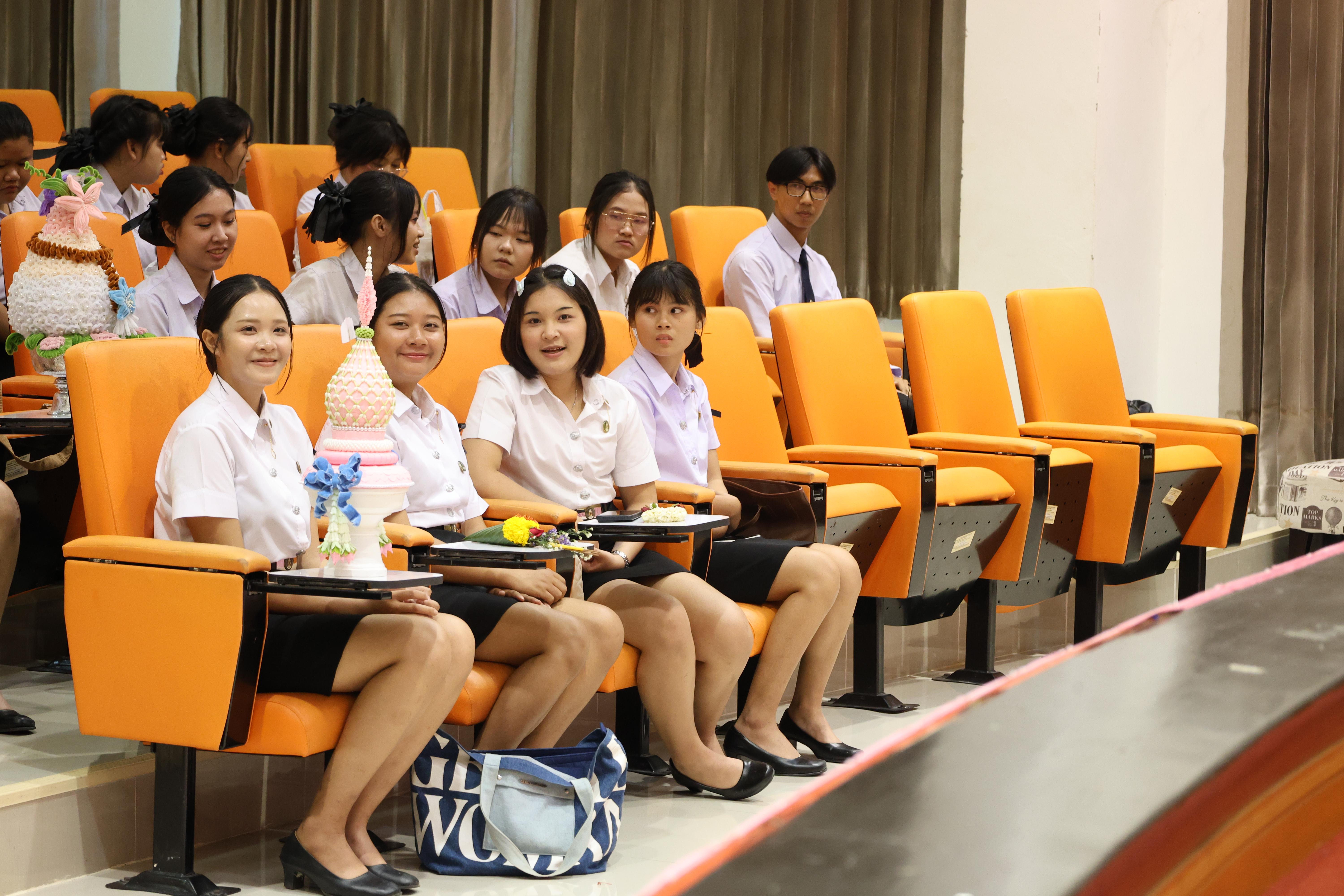 4. ไหว้ครูโปรแกรมวิชาคอมพิวตอร์และพิธีมอบโบว์ให้กับนักศึกษาใหม่ประจำปี 2569