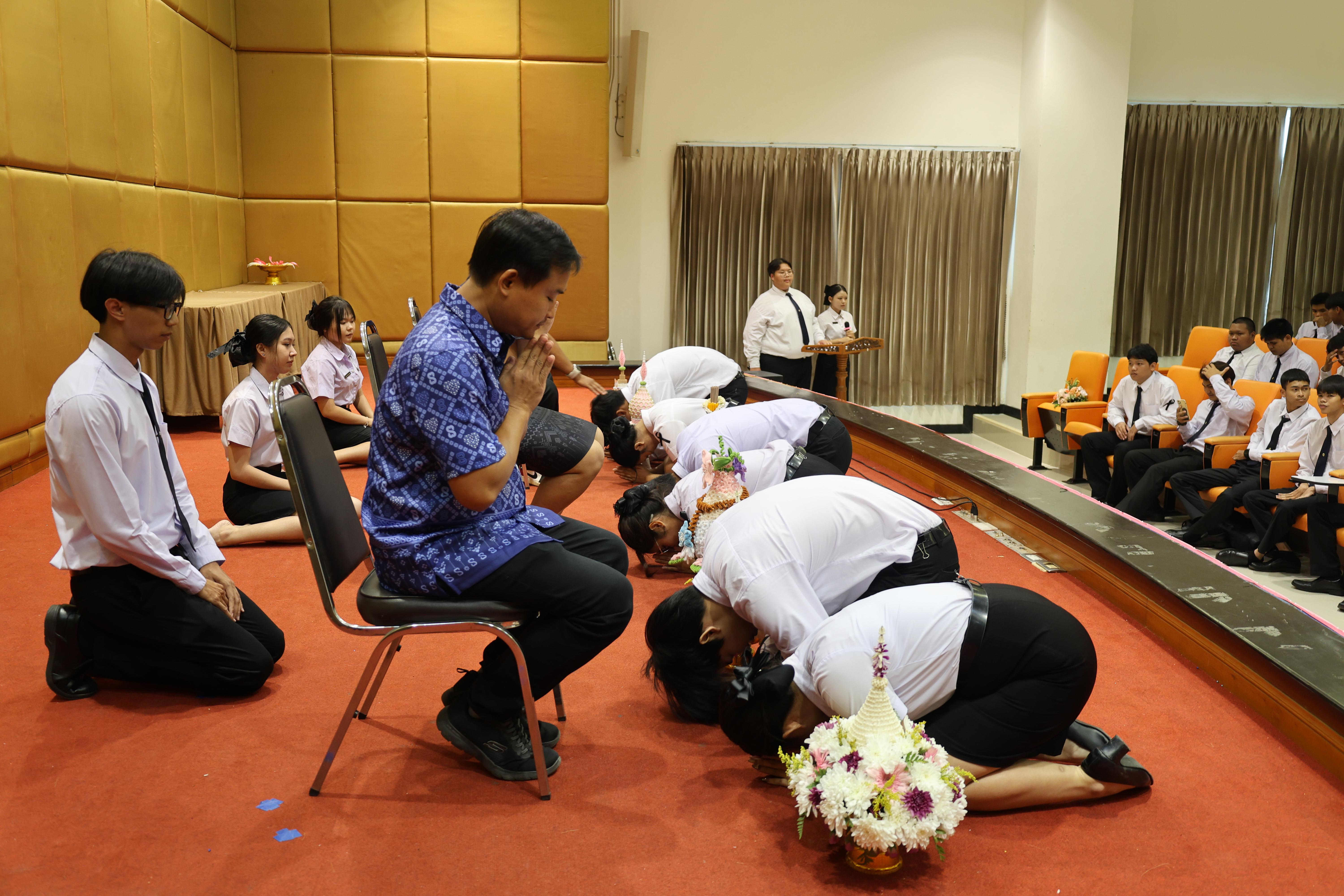 33. ไหว้ครูโปรแกรมวิชาคอมพิวตอร์และพิธีมอบโบว์ให้กับนักศึกษาใหม่ประจำปี 2569