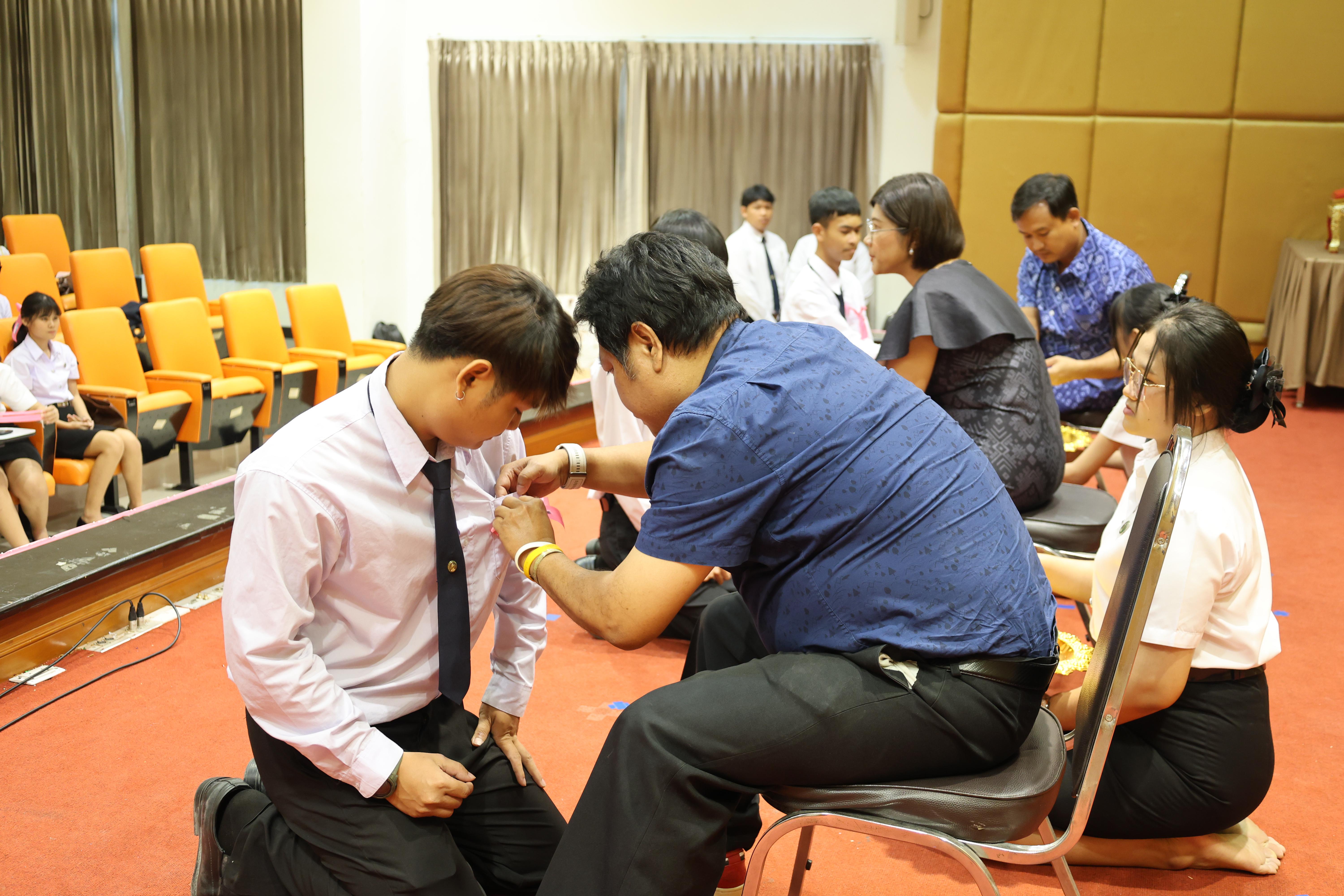 113. ไหว้ครูโปรแกรมวิชาคอมพิวตอร์และพิธีมอบโบว์ให้กับนักศึกษาใหม่ประจำปี 2569