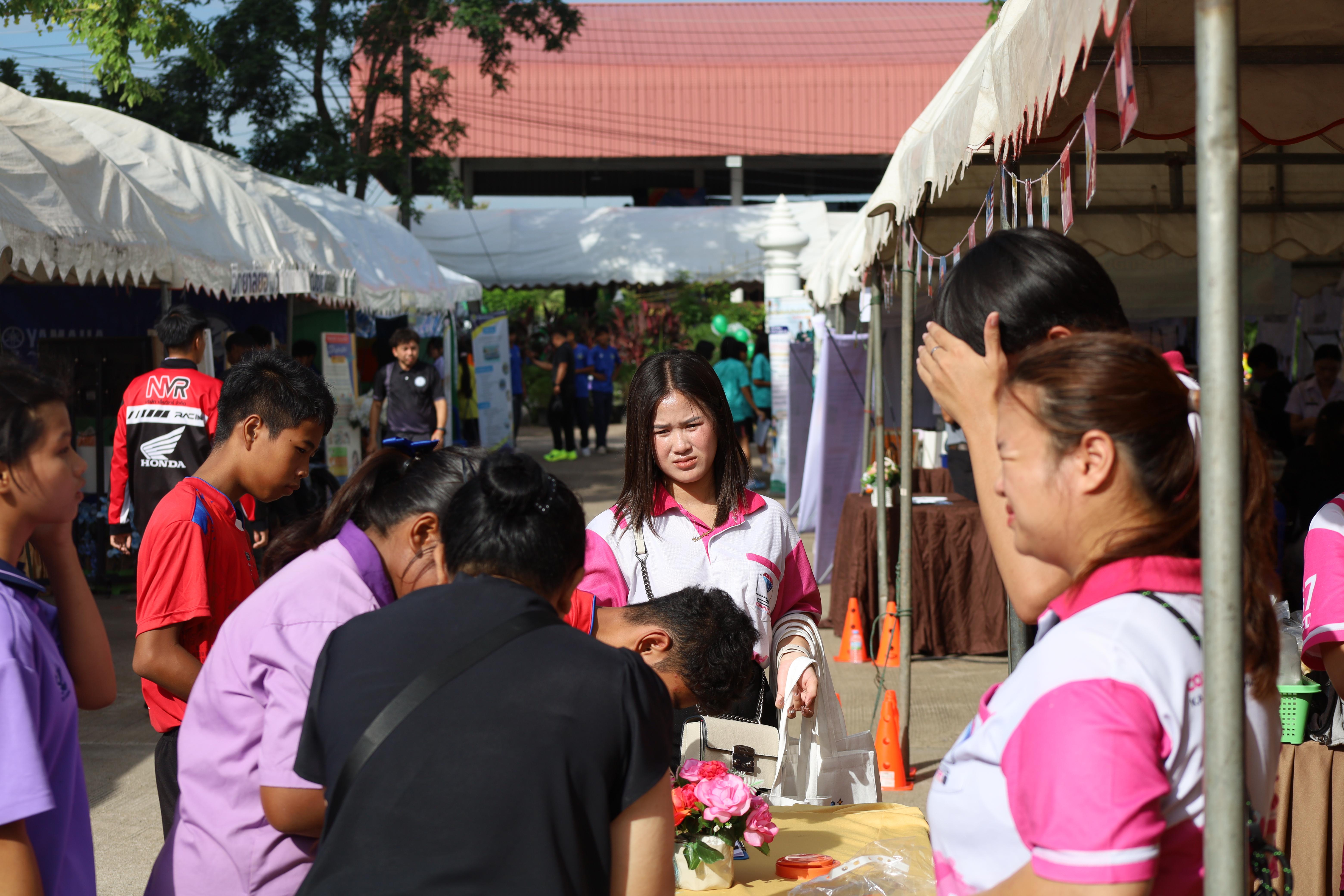 1. กิจกรรมตามโครงการพัฒนาการเรียนรู้สู่ประชาคมอาเซียน