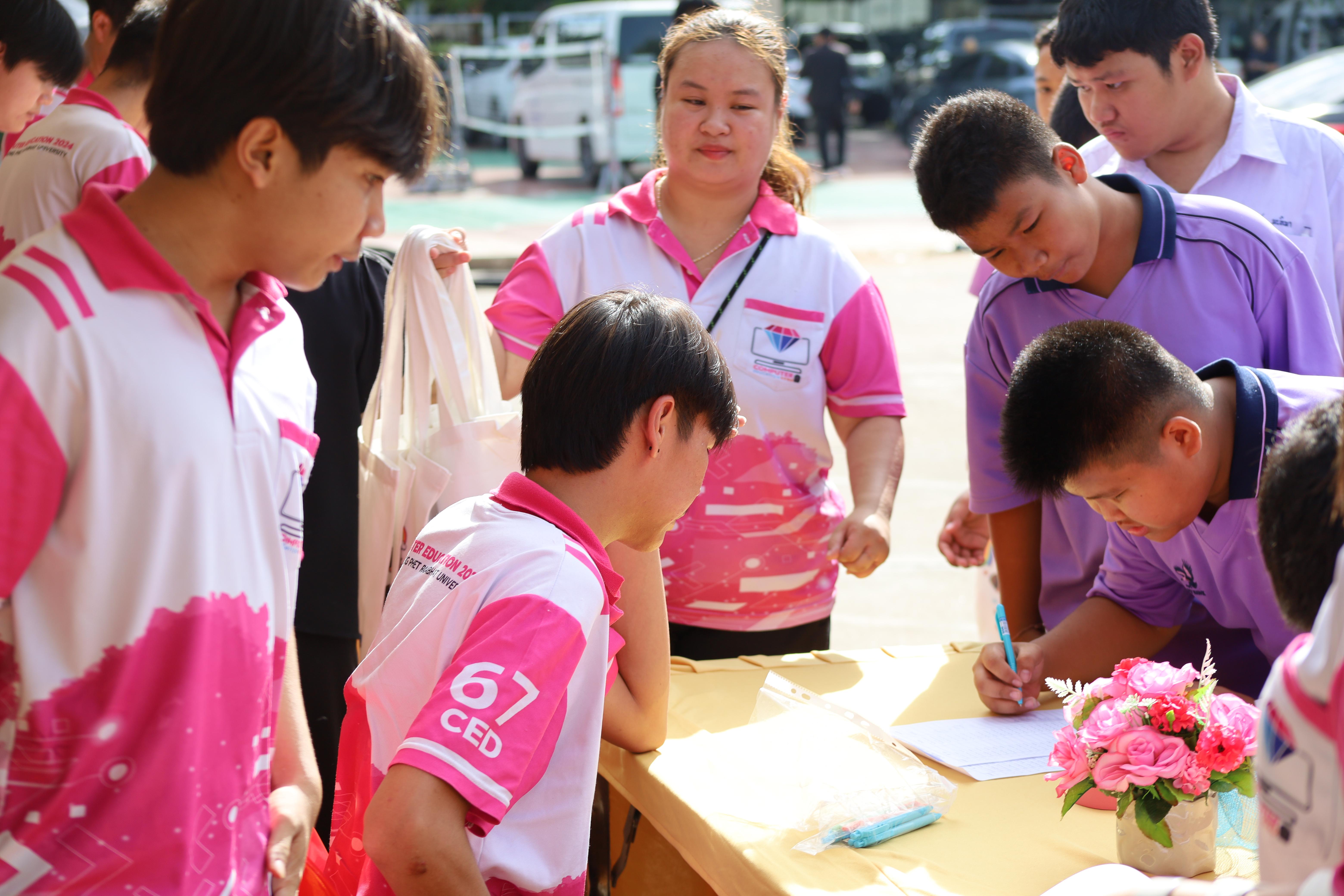 12. กิจกรรมตามโครงการพัฒนาการเรียนรู้สู่ประชาคมอาเซียน