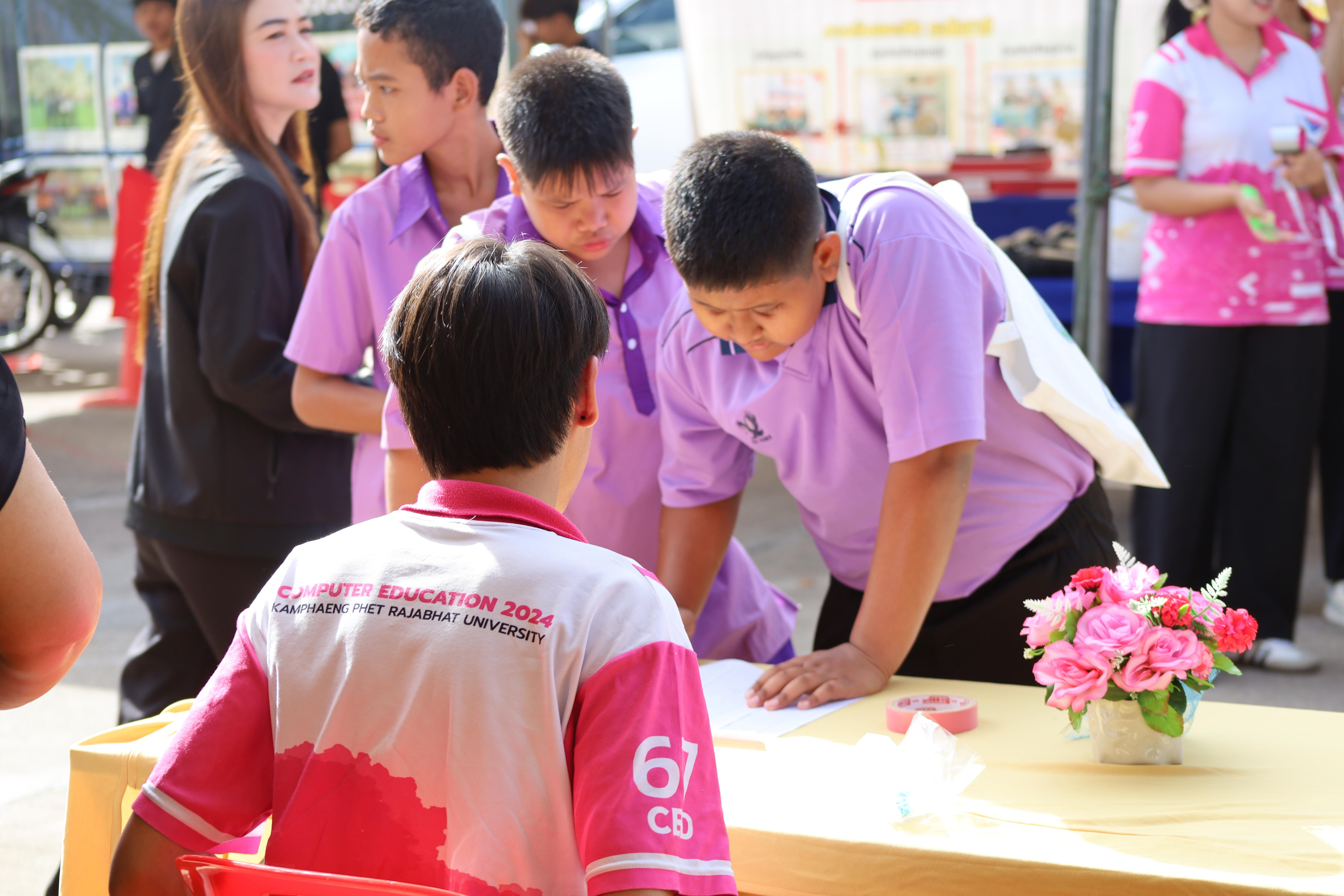 13. กิจกรรมตามโครงการพัฒนาการเรียนรู้สู่ประชาคมอาเซียน