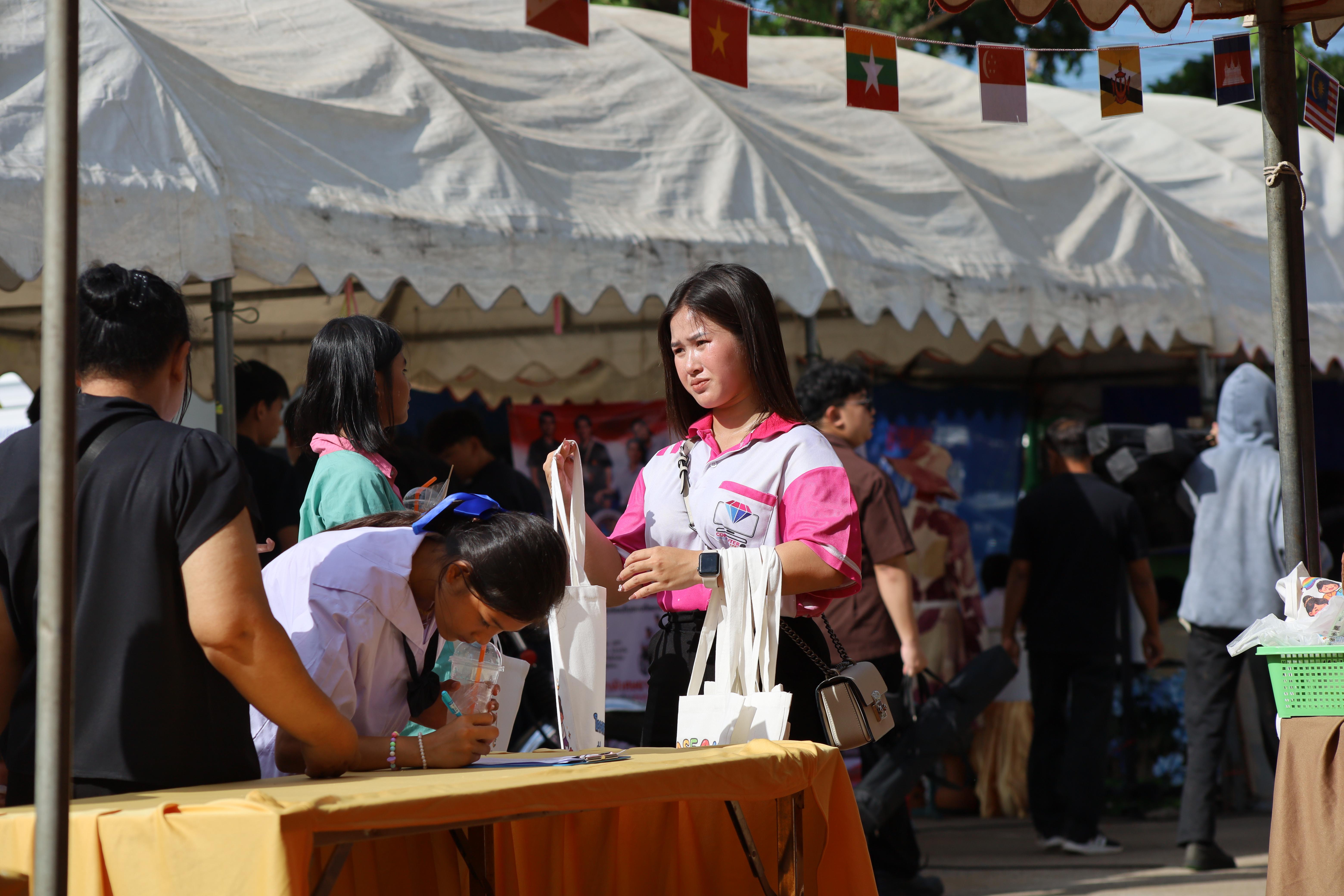 19. กิจกรรมตามโครงการพัฒนาการเรียนรู้สู่ประชาคมอาเซียน