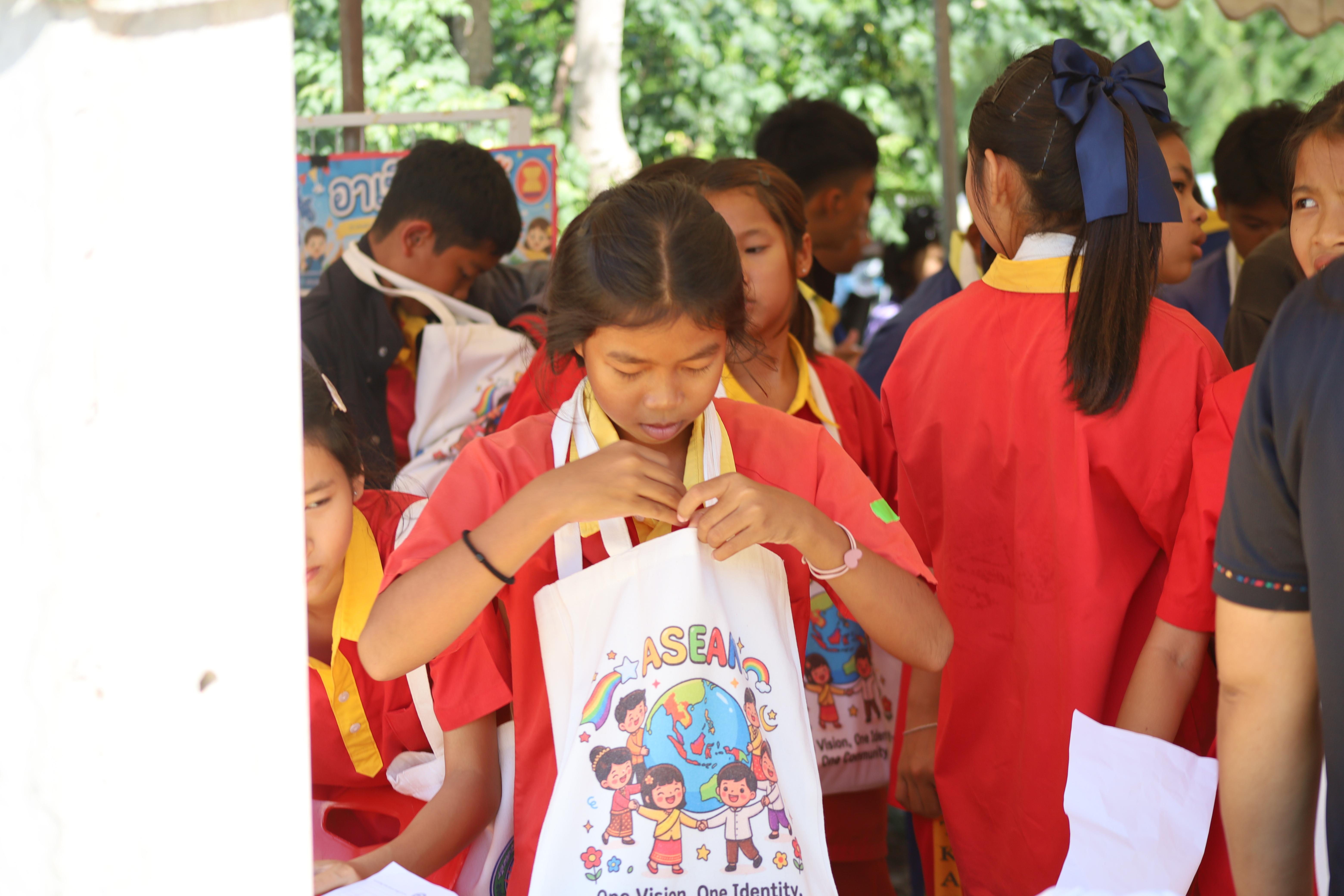 41. กิจกรรมตามโครงการพัฒนาการเรียนรู้สู่ประชาคมอาเซียน