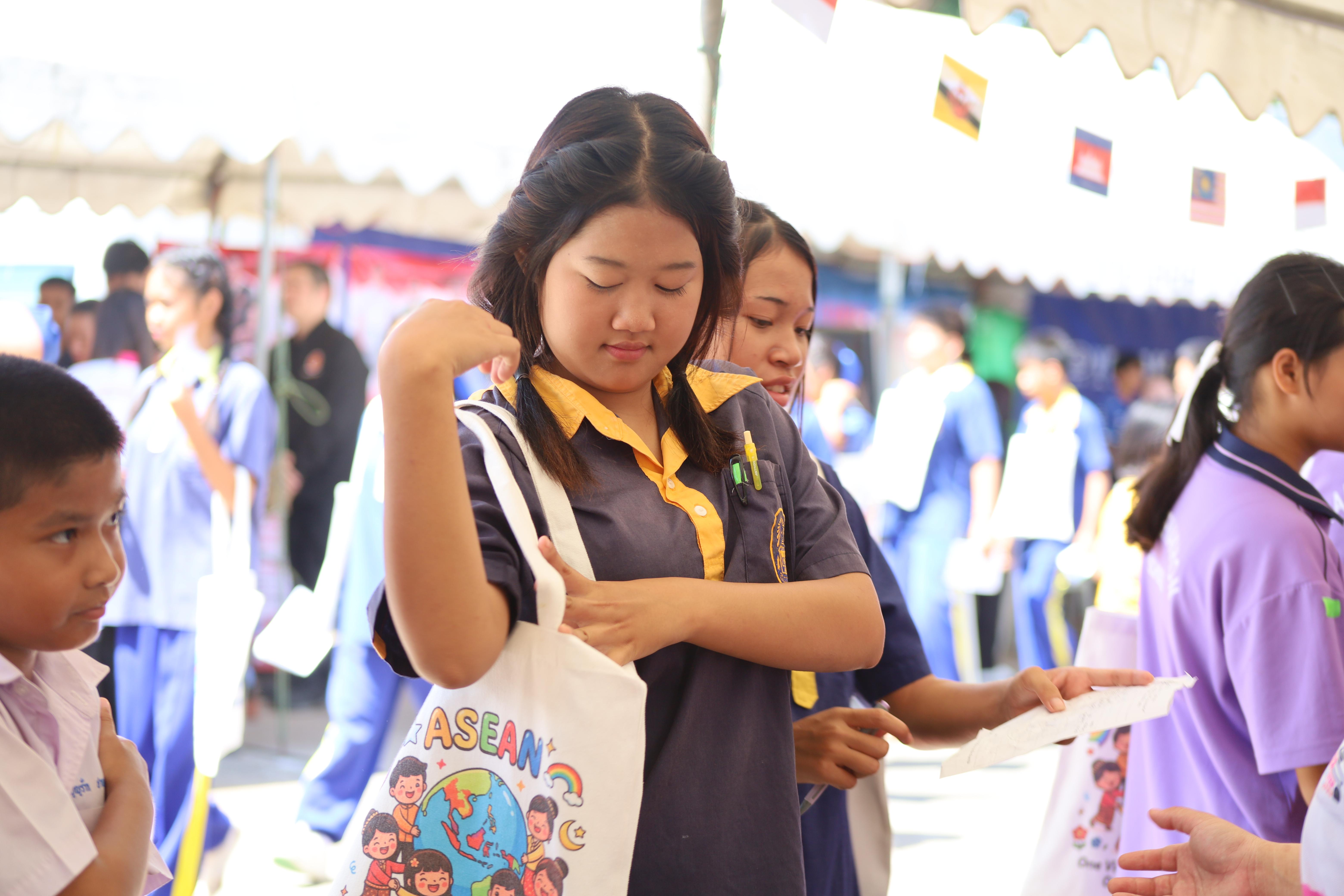 53. กิจกรรมตามโครงการพัฒนาการเรียนรู้สู่ประชาคมอาเซียน