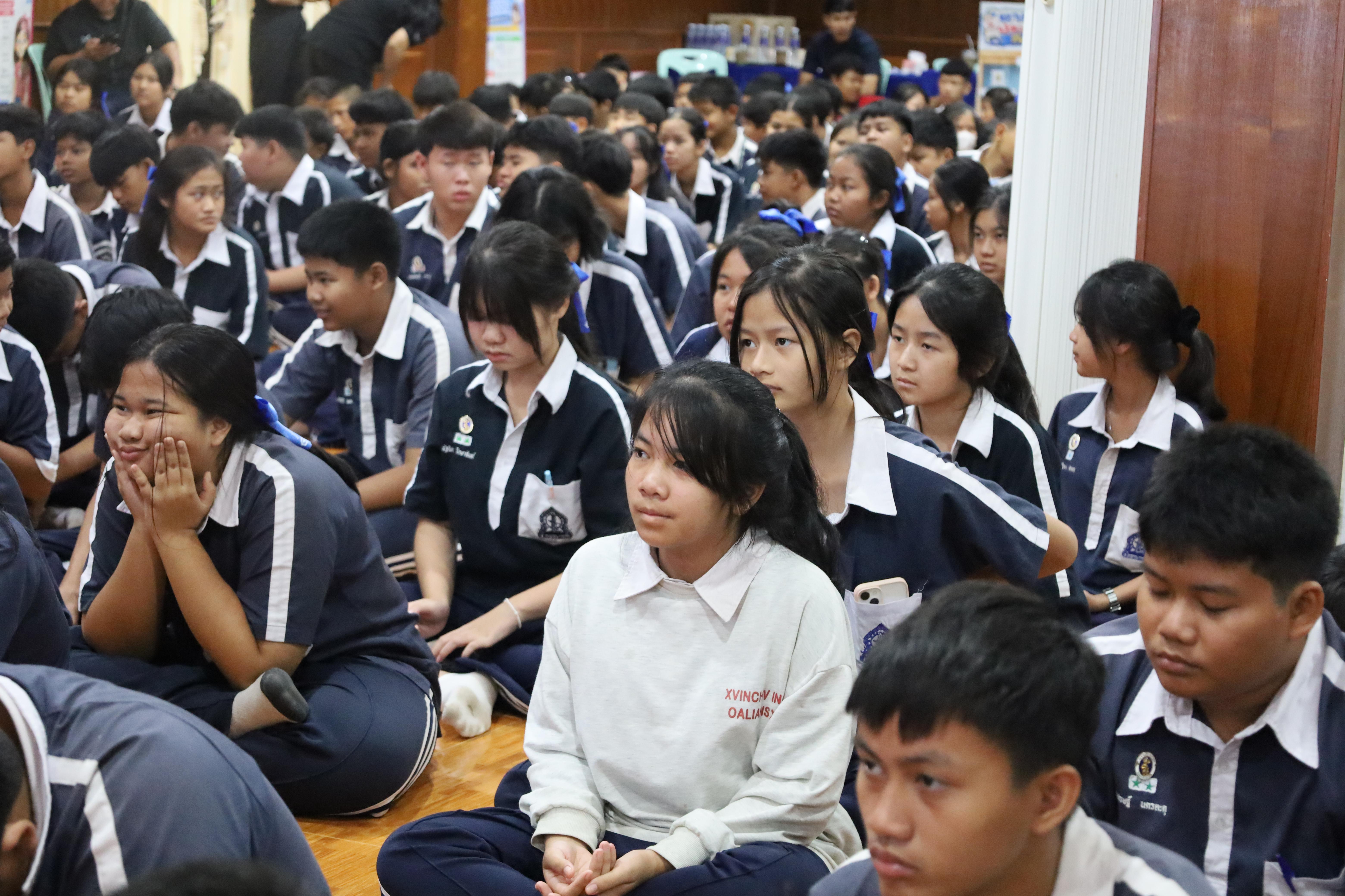 จัดกิจกรรมให้ความรู้ เรื่อง พื้นฐานทางสุขศึกษาและพลศึกษา ในด้านความรู้เกี่ยวกับสื่อโฆษณาไซเบอร์ ด้านระบบร่างกาย ด้านเพศศึกษา ด้านโรค และยาให้กับนักเรียนชั้นมัธยมศึกษาตอนต้น โรงเรียนวชิรปราการวิทยาคม