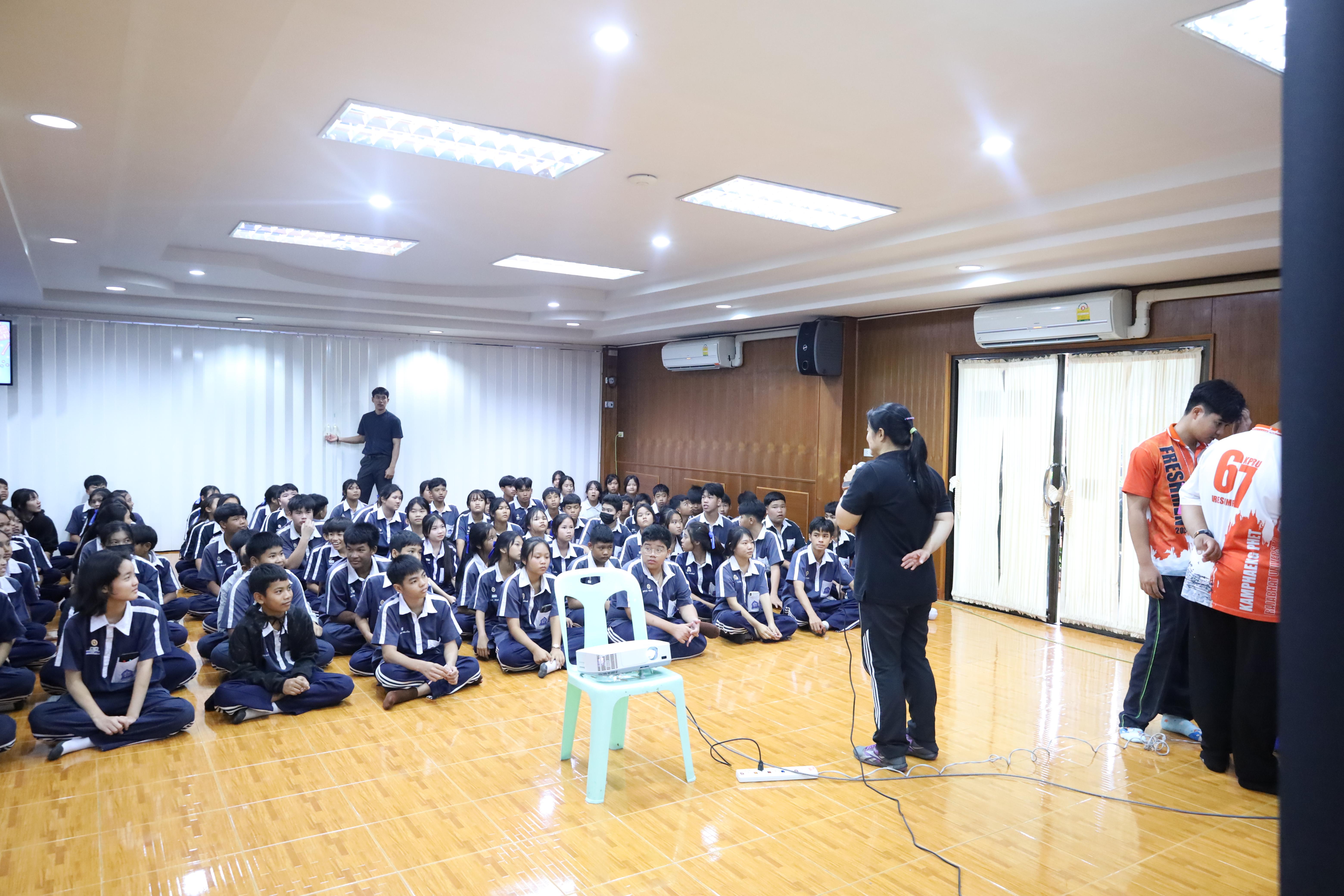 จัดกิจกรรมให้ความรู้ เรื่อง พื้นฐานทางสุขศึกษาและพลศึกษา ในด้านความรู้เกี่ยวกับสื่อโฆษณาไซเบอร์ ด้านระบบร่างกาย ด้านเพศศึกษา ด้านโรค และยาให้กับนักเรียนชั้นมัธยมศึกษาตอนต้น โรงเรียนวชิรปราการวิทยาคม