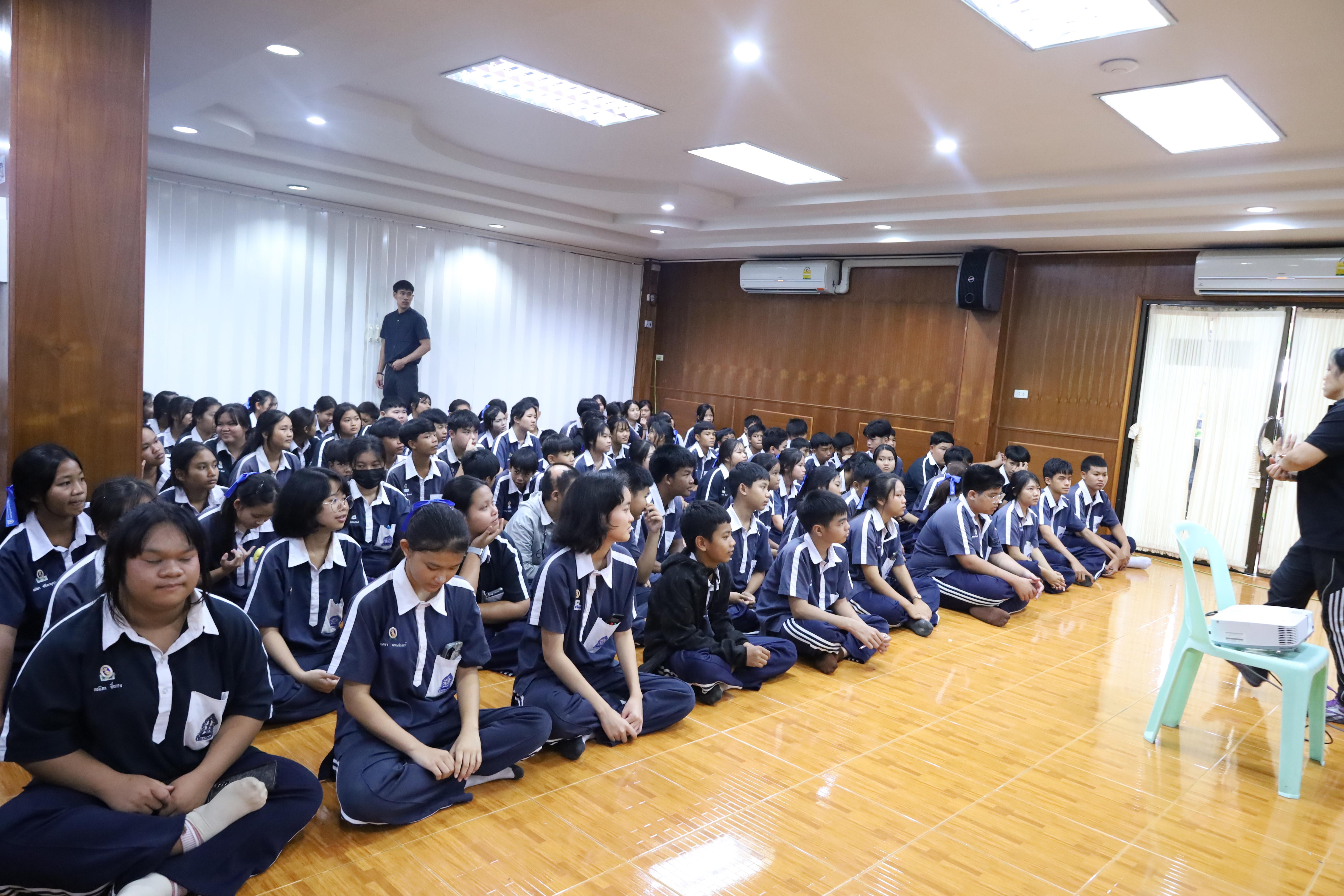 จัดกิจกรรมให้ความรู้ เรื่อง พื้นฐานทางสุขศึกษาและพลศึกษา ในด้านความรู้เกี่ยวกับสื่อโฆษณาไซเบอร์ ด้านระบบร่างกาย ด้านเพศศึกษา ด้านโรค และยาให้กับนักเรียนชั้นมัธยมศึกษาตอนต้น โรงเรียนวชิรปราการวิทยาคม