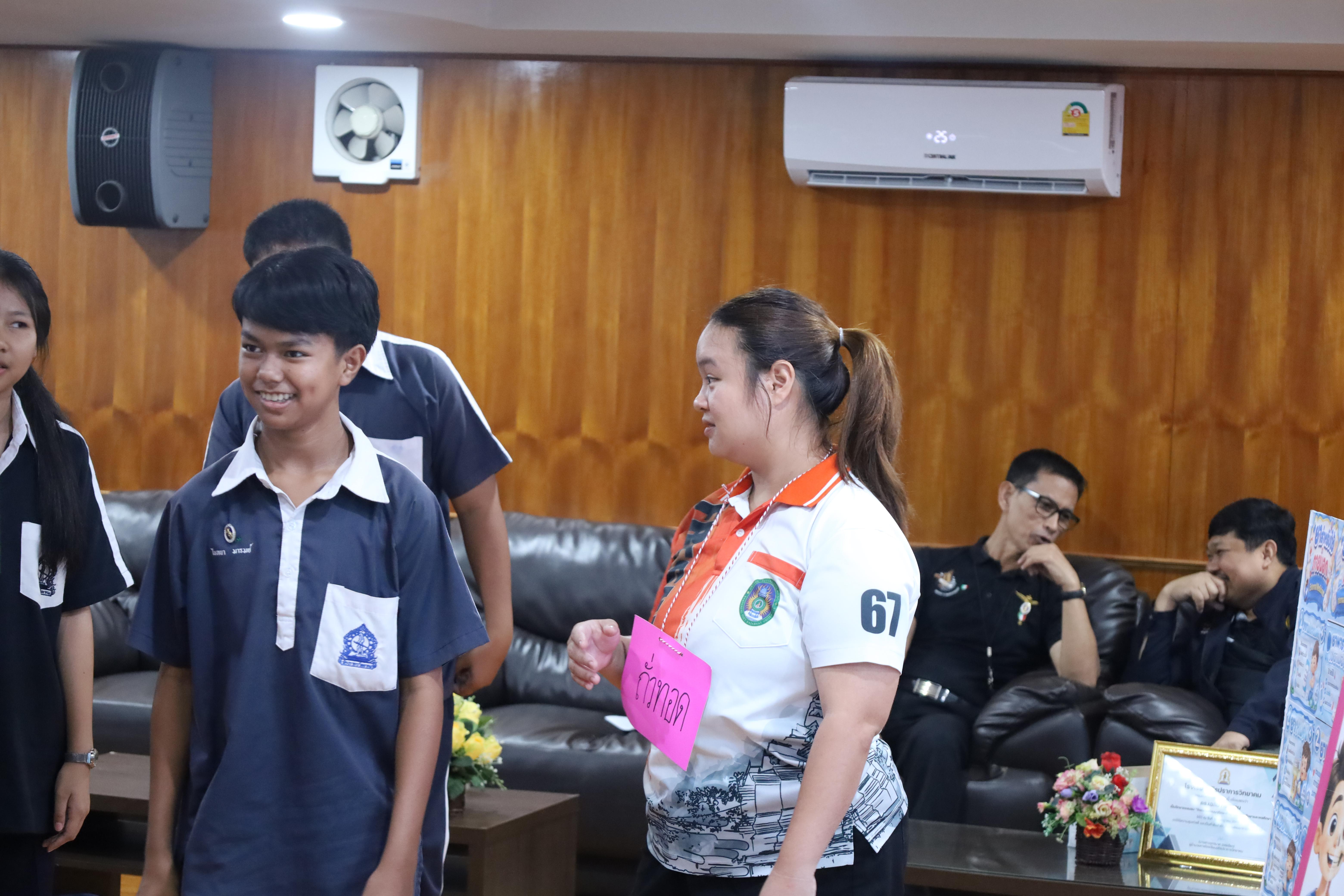 17. จัดกิจกรรมให้ความรู้ เรื่อง พื้นฐานทางสุขศึกษาและพลศึกษา ในด้านความรู้เกี่ยวกับสื่อโฆษณาไซเบอร์ ด้านระบบร่างกาย ด้านเพศศึกษา ด้านโรค และยาให้กับนักเรียนชั้นมัธยมศึกษาตอนต้น โรงเรียนวชิรปราการวิทยาคม