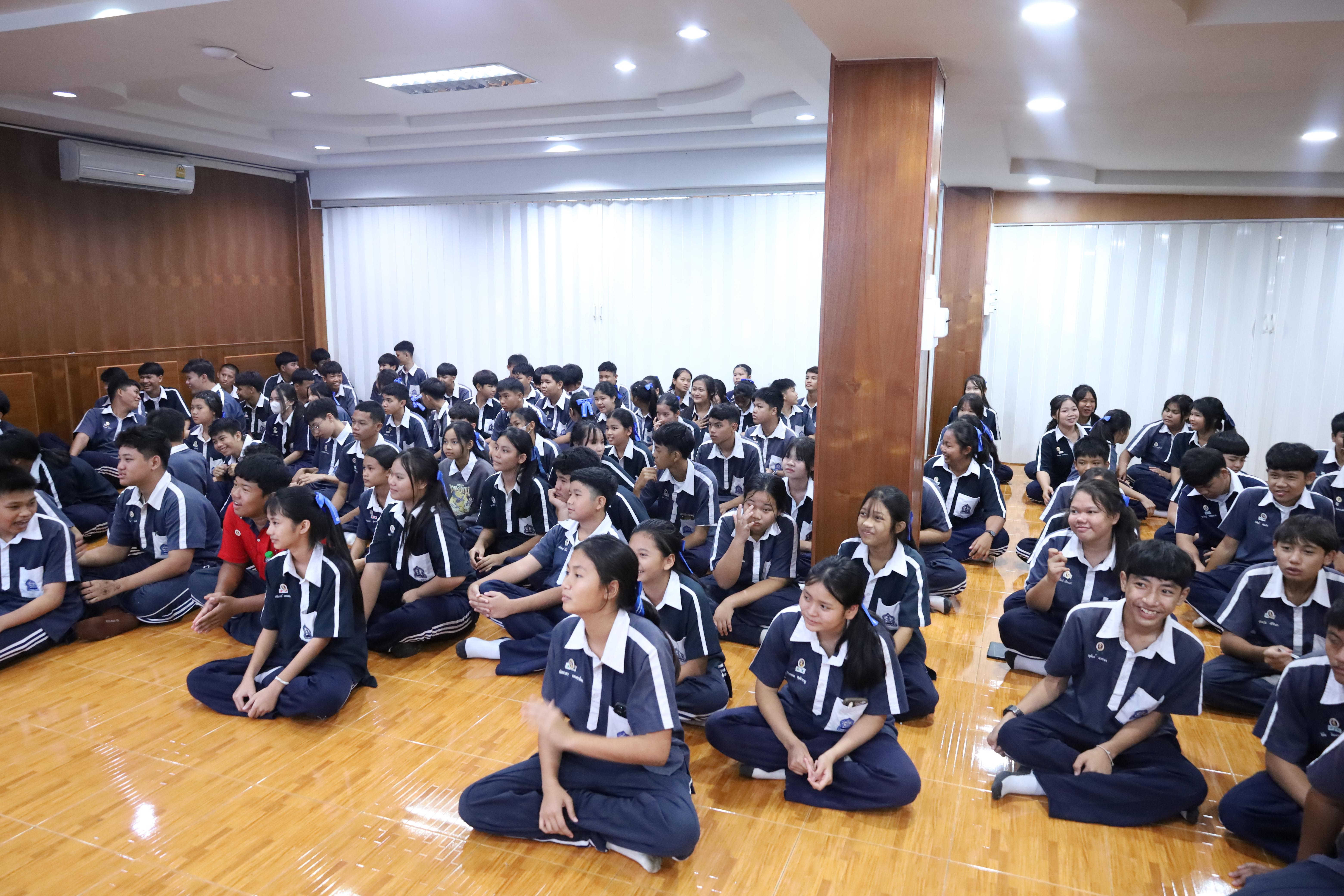 18. จัดกิจกรรมให้ความรู้ เรื่อง พื้นฐานทางสุขศึกษาและพลศึกษา ในด้านความรู้เกี่ยวกับสื่อโฆษณาไซเบอร์ ด้านระบบร่างกาย ด้านเพศศึกษา ด้านโรค และยาให้กับนักเรียนชั้นมัธยมศึกษาตอนต้น โรงเรียนวชิรปราการวิทยาคม