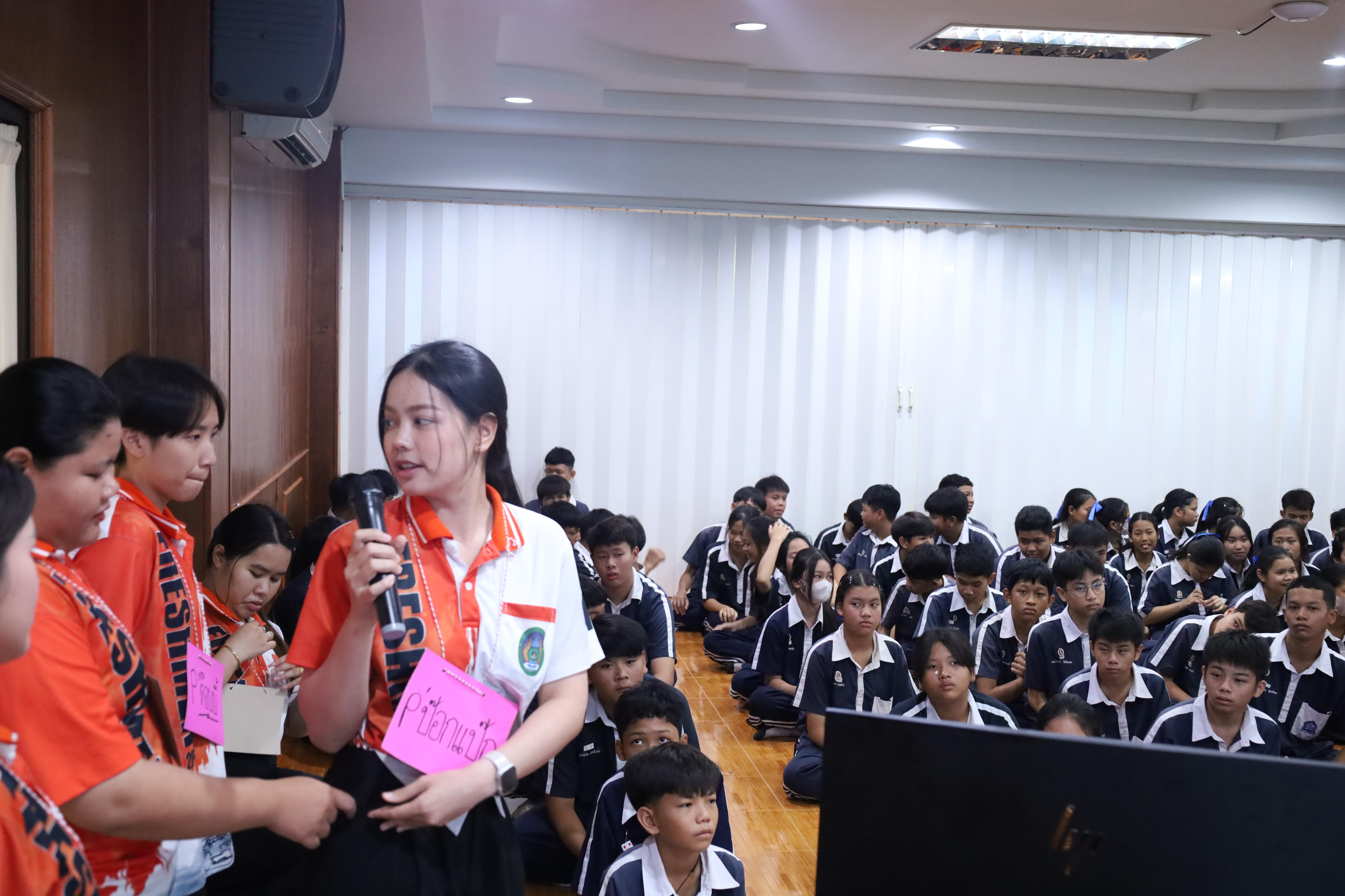 25. จัดกิจกรรมให้ความรู้ เรื่อง พื้นฐานทางสุขศึกษาและพลศึกษา ในด้านความรู้เกี่ยวกับสื่อโฆษณาไซเบอร์ ด้านระบบร่างกาย ด้านเพศศึกษา ด้านโรค และยาให้กับนักเรียนชั้นมัธยมศึกษาตอนต้น โรงเรียนวชิรปราการวิทยาคม
