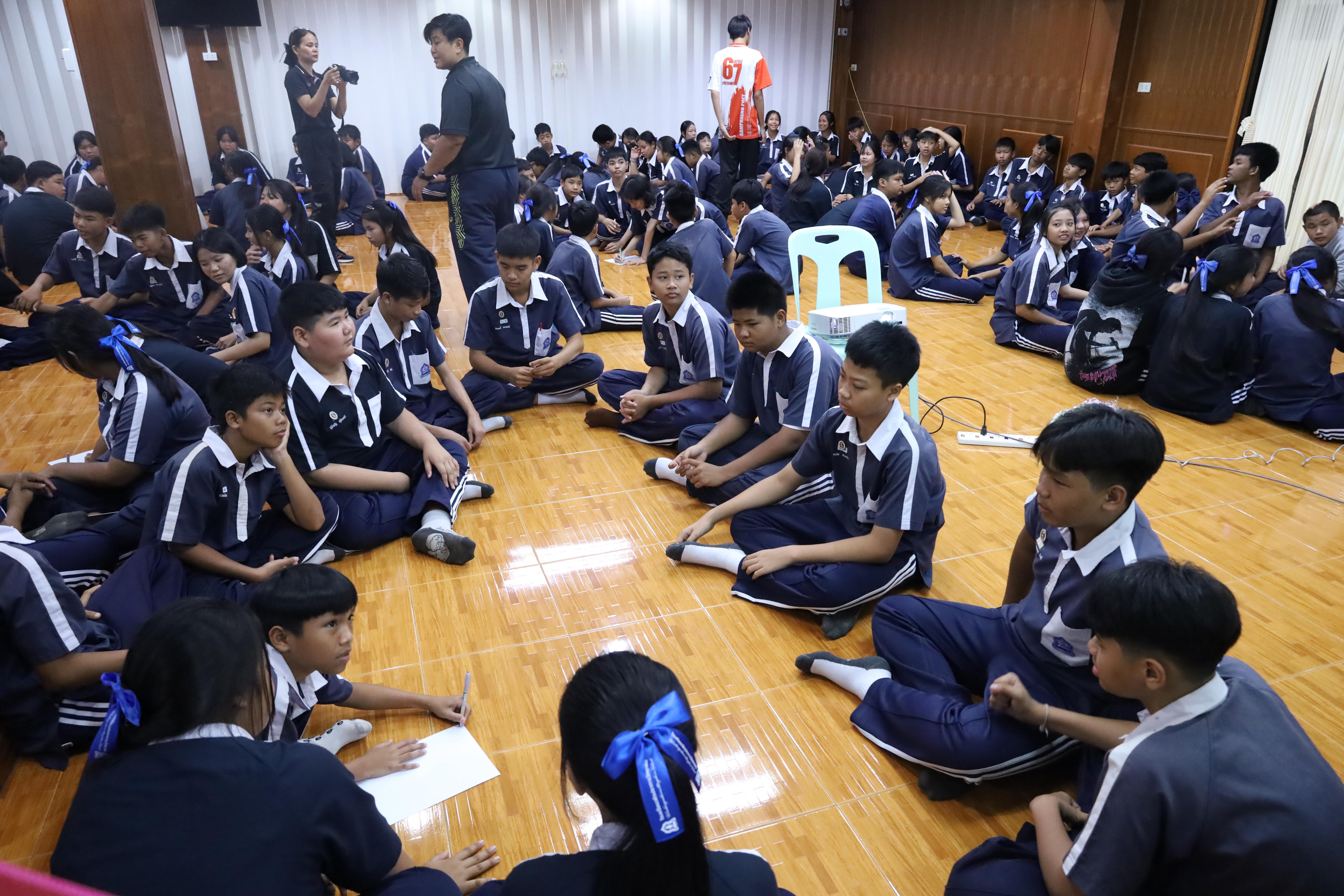 45. จัดกิจกรรมให้ความรู้ เรื่อง พื้นฐานทางสุขศึกษาและพลศึกษา ในด้านความรู้เกี่ยวกับสื่อโฆษณาไซเบอร์ ด้านระบบร่างกาย ด้านเพศศึกษา ด้านโรค และยาให้กับนักเรียนชั้นมัธยมศึกษาตอนต้น โรงเรียนวชิรปราการวิทยาคม