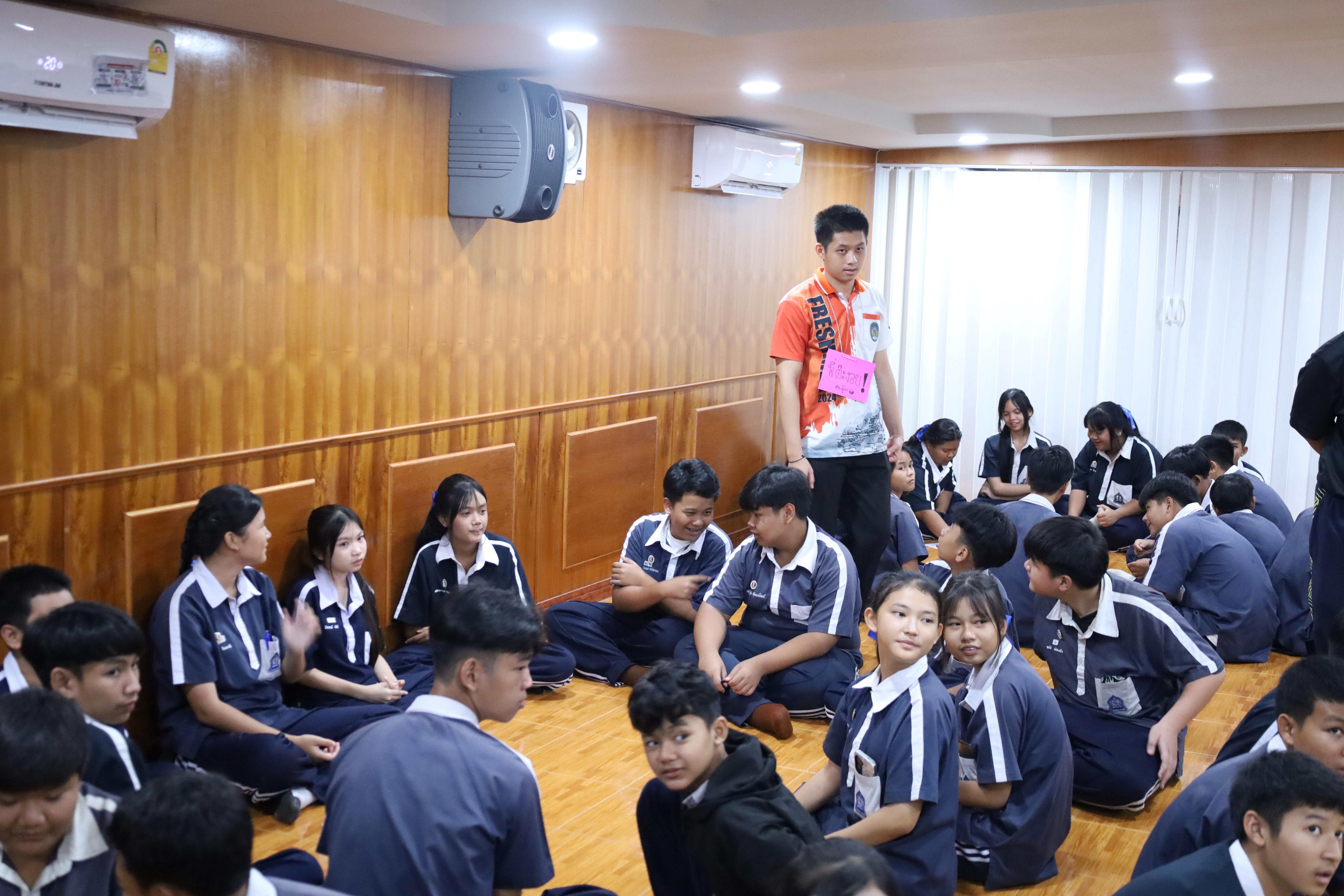 51. จัดกิจกรรมให้ความรู้ เรื่อง พื้นฐานทางสุขศึกษาและพลศึกษา ในด้านความรู้เกี่ยวกับสื่อโฆษณาไซเบอร์ ด้านระบบร่างกาย ด้านเพศศึกษา ด้านโรค และยาให้กับนักเรียนชั้นมัธยมศึกษาตอนต้น โรงเรียนวชิรปราการวิทยาคม
