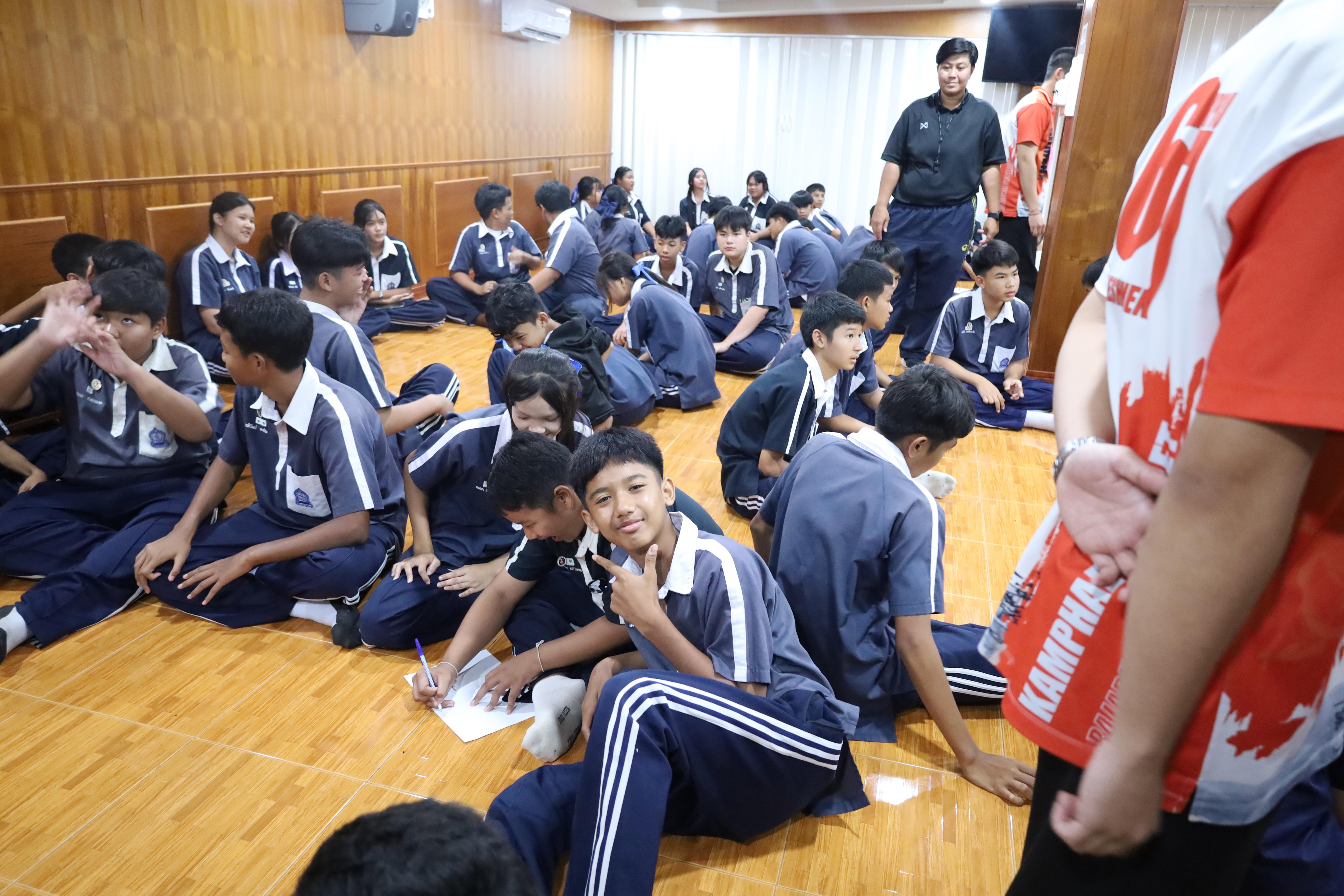 53. จัดกิจกรรมให้ความรู้ เรื่อง พื้นฐานทางสุขศึกษาและพลศึกษา ในด้านความรู้เกี่ยวกับสื่อโฆษณาไซเบอร์ ด้านระบบร่างกาย ด้านเพศศึกษา ด้านโรค และยาให้กับนักเรียนชั้นมัธยมศึกษาตอนต้น โรงเรียนวชิรปราการวิทยาคม