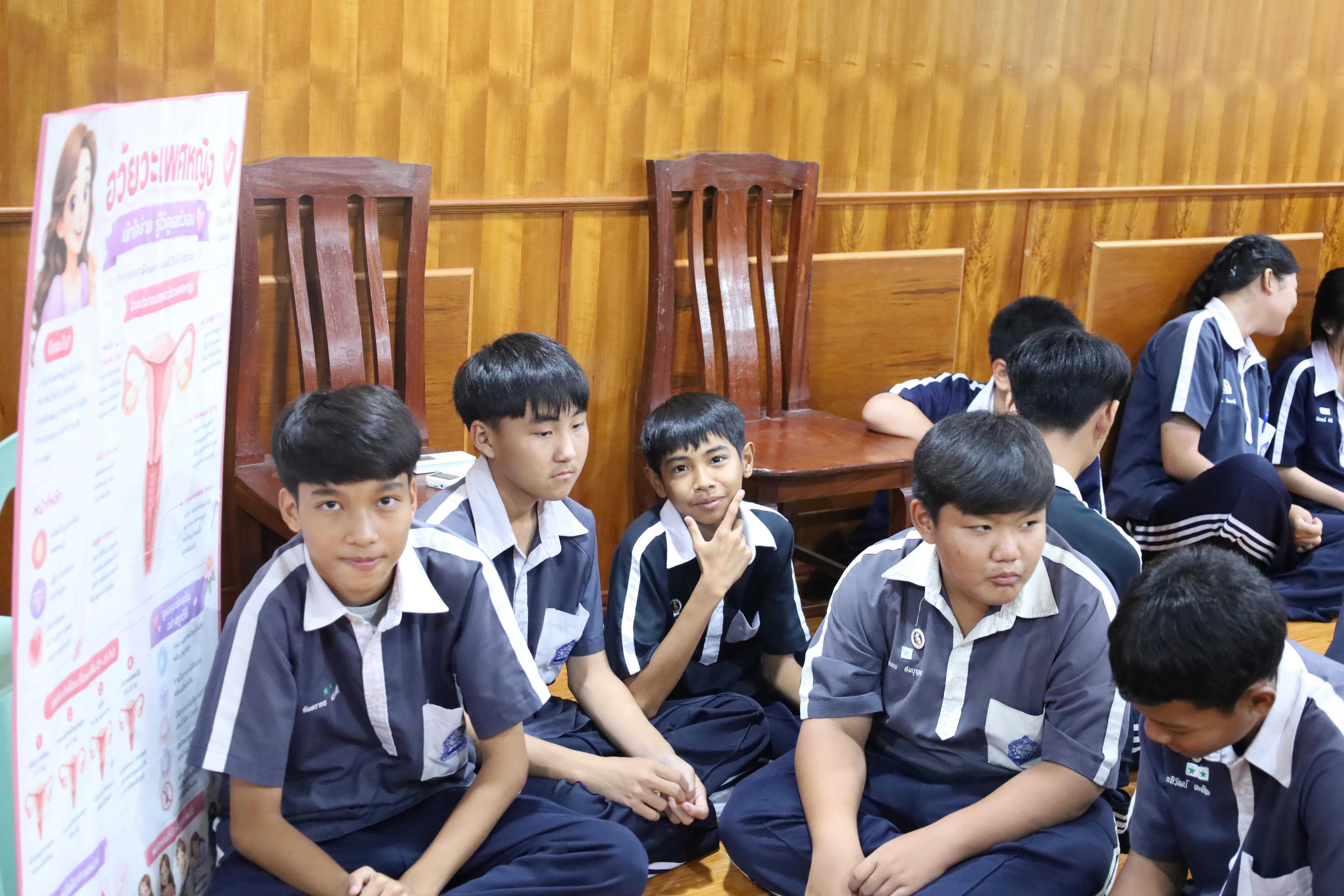 54. จัดกิจกรรมให้ความรู้ เรื่อง พื้นฐานทางสุขศึกษาและพลศึกษา ในด้านความรู้เกี่ยวกับสื่อโฆษณาไซเบอร์ ด้านระบบร่างกาย ด้านเพศศึกษา ด้านโรค และยาให้กับนักเรียนชั้นมัธยมศึกษาตอนต้น โรงเรียนวชิรปราการวิทยาคม