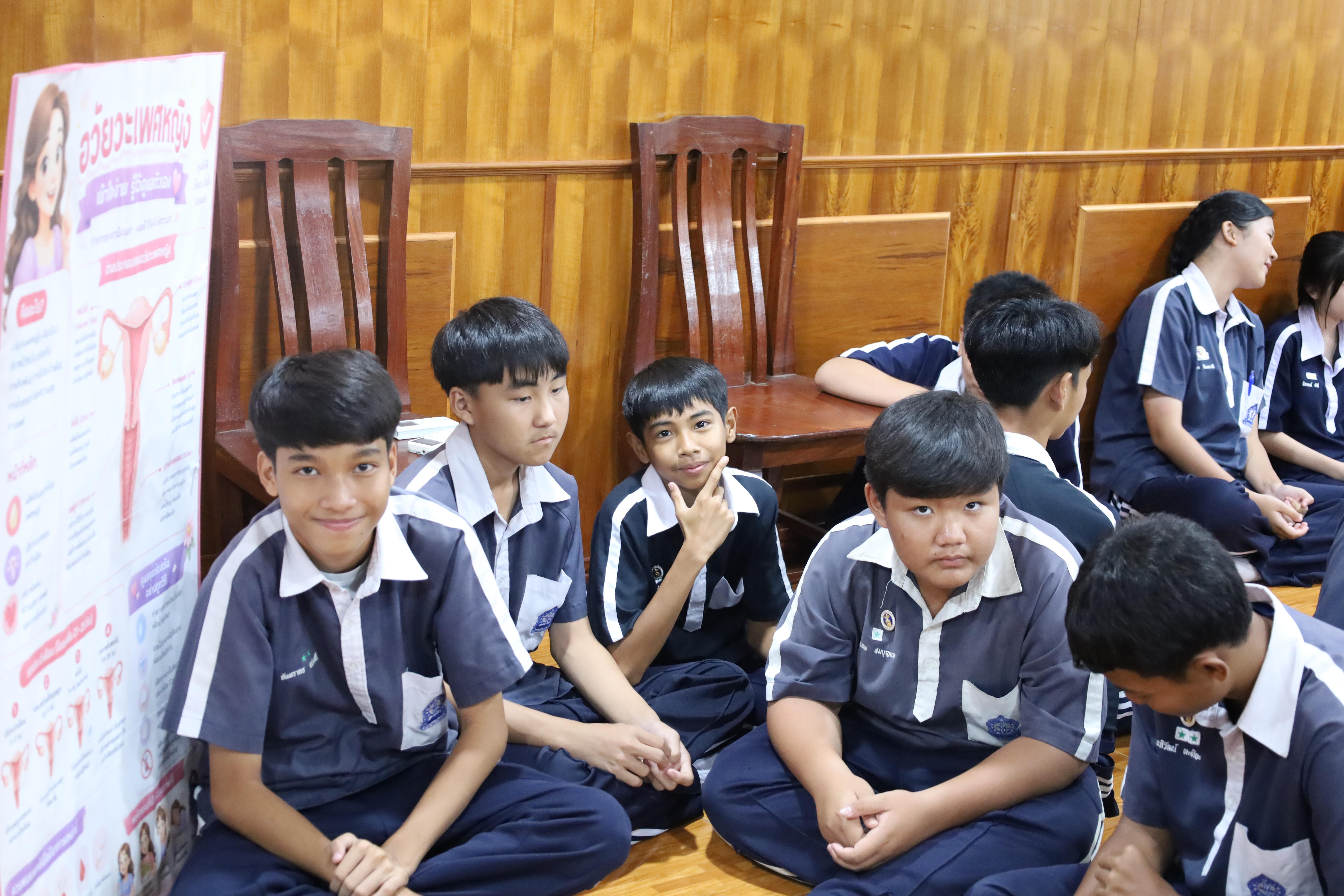56. จัดกิจกรรมให้ความรู้ เรื่อง พื้นฐานทางสุขศึกษาและพลศึกษา ในด้านความรู้เกี่ยวกับสื่อโฆษณาไซเบอร์ ด้านระบบร่างกาย ด้านเพศศึกษา ด้านโรค และยาให้กับนักเรียนชั้นมัธยมศึกษาตอนต้น โรงเรียนวชิรปราการวิทยาคม
