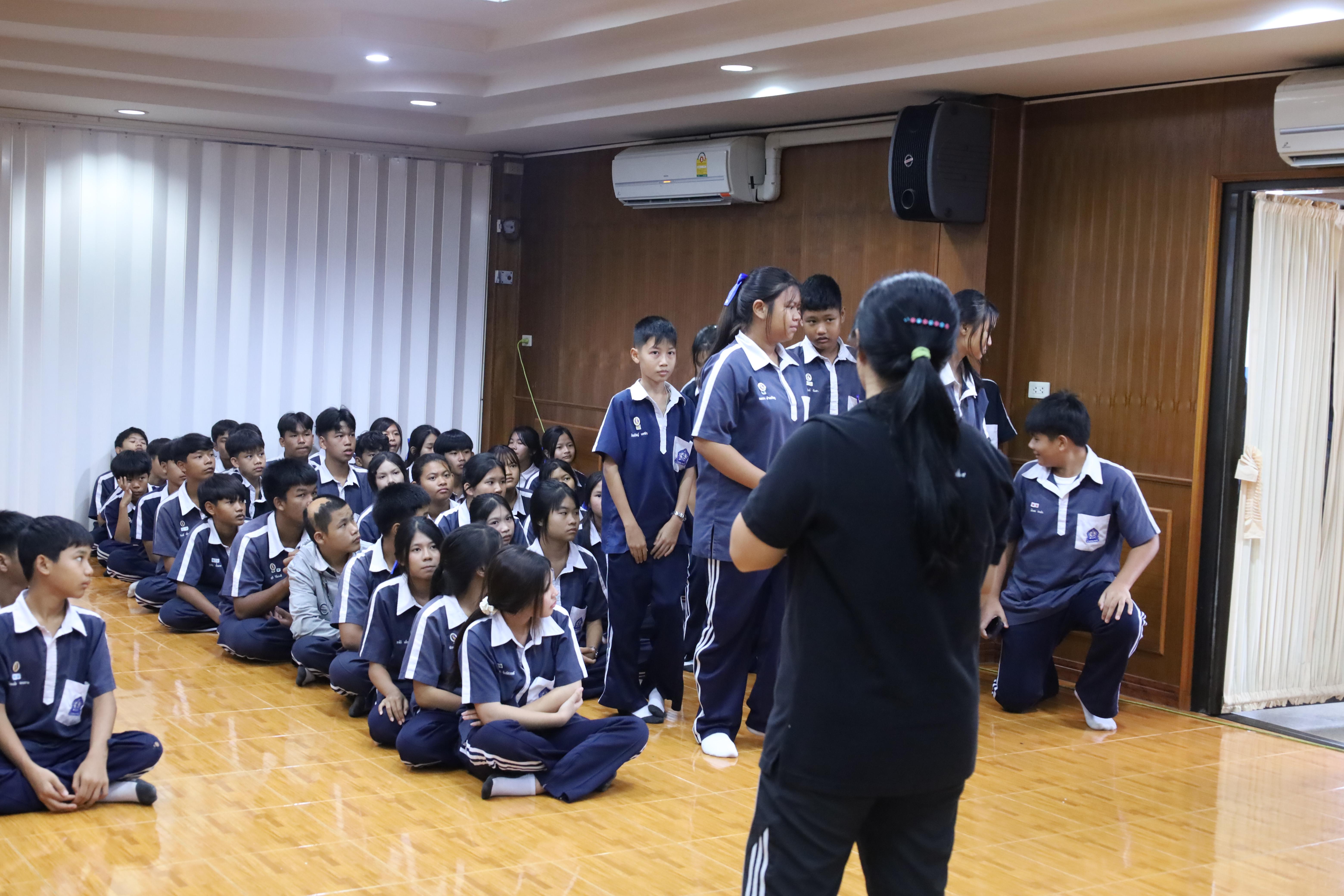 69. จัดกิจกรรมให้ความรู้ เรื่อง พื้นฐานทางสุขศึกษาและพลศึกษา ในด้านความรู้เกี่ยวกับสื่อโฆษณาไซเบอร์ ด้านระบบร่างกาย ด้านเพศศึกษา ด้านโรค และยาให้กับนักเรียนชั้นมัธยมศึกษาตอนต้น โรงเรียนวชิรปราการวิทยาคม