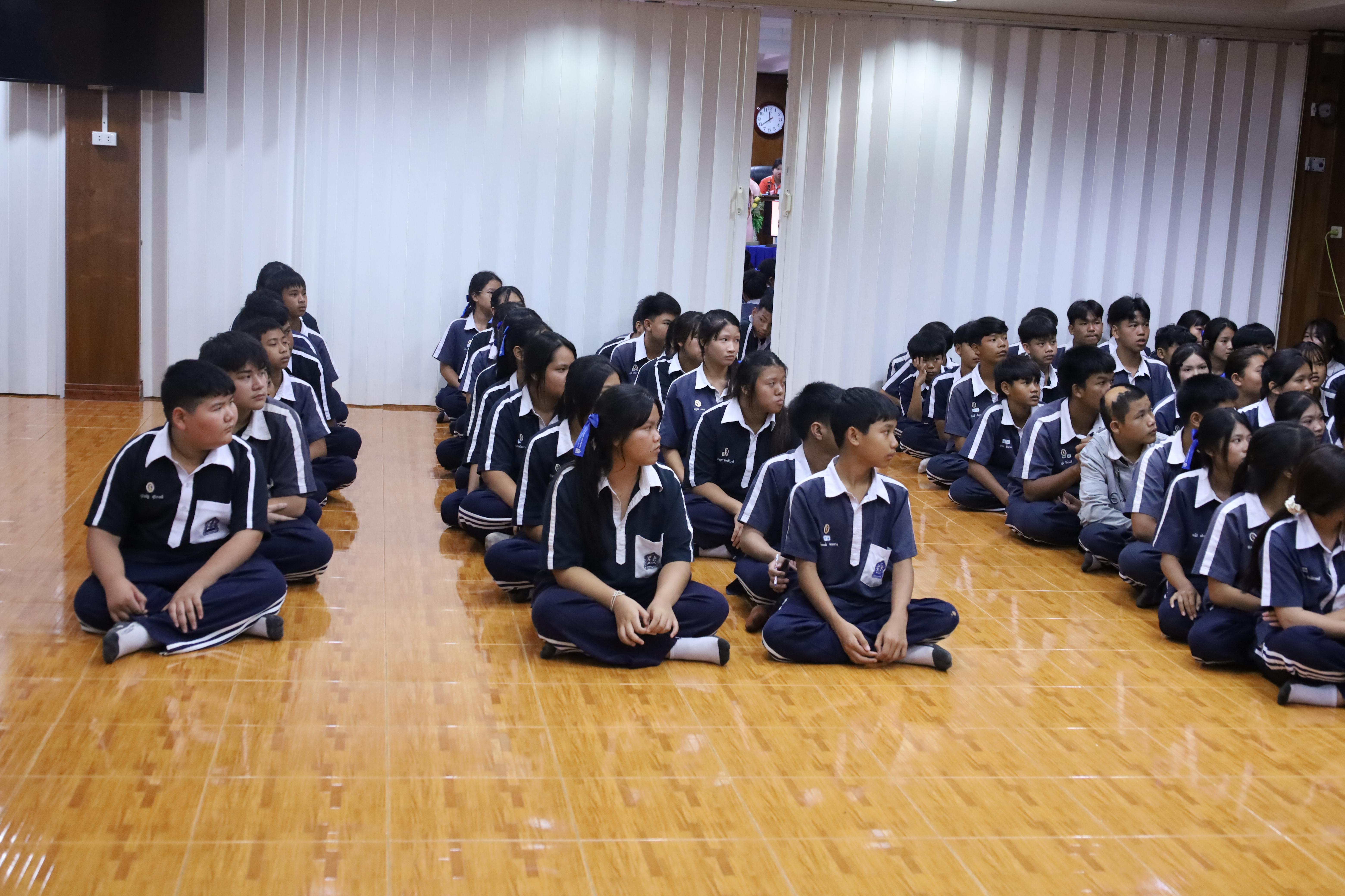 70. จัดกิจกรรมให้ความรู้ เรื่อง พื้นฐานทางสุขศึกษาและพลศึกษา ในด้านความรู้เกี่ยวกับสื่อโฆษณาไซเบอร์ ด้านระบบร่างกาย ด้านเพศศึกษา ด้านโรค และยาให้กับนักเรียนชั้นมัธยมศึกษาตอนต้น โรงเรียนวชิรปราการวิทยาคม