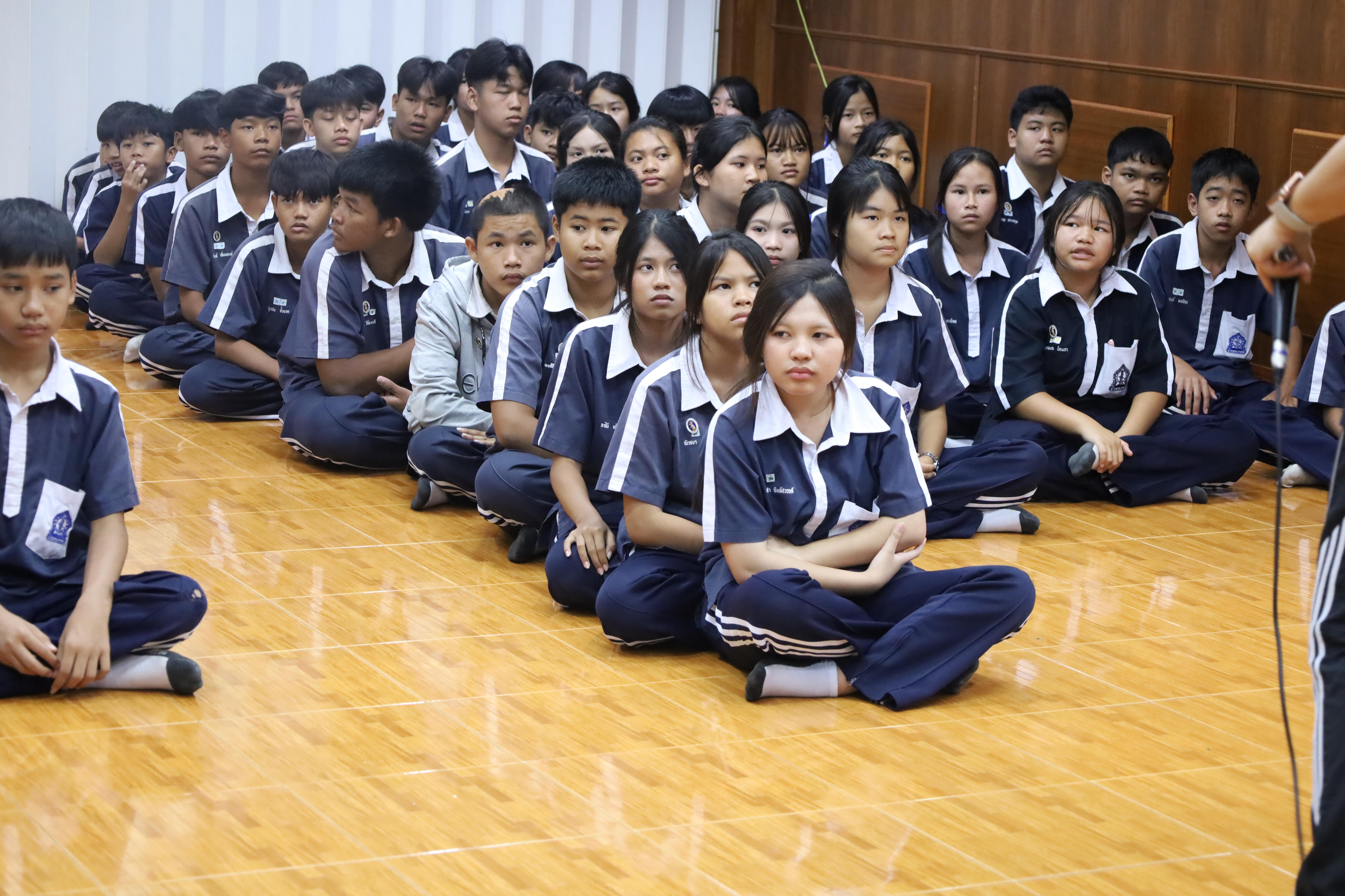 71. จัดกิจกรรมให้ความรู้ เรื่อง พื้นฐานทางสุขศึกษาและพลศึกษา ในด้านความรู้เกี่ยวกับสื่อโฆษณาไซเบอร์ ด้านระบบร่างกาย ด้านเพศศึกษา ด้านโรค และยาให้กับนักเรียนชั้นมัธยมศึกษาตอนต้น โรงเรียนวชิรปราการวิทยาคม