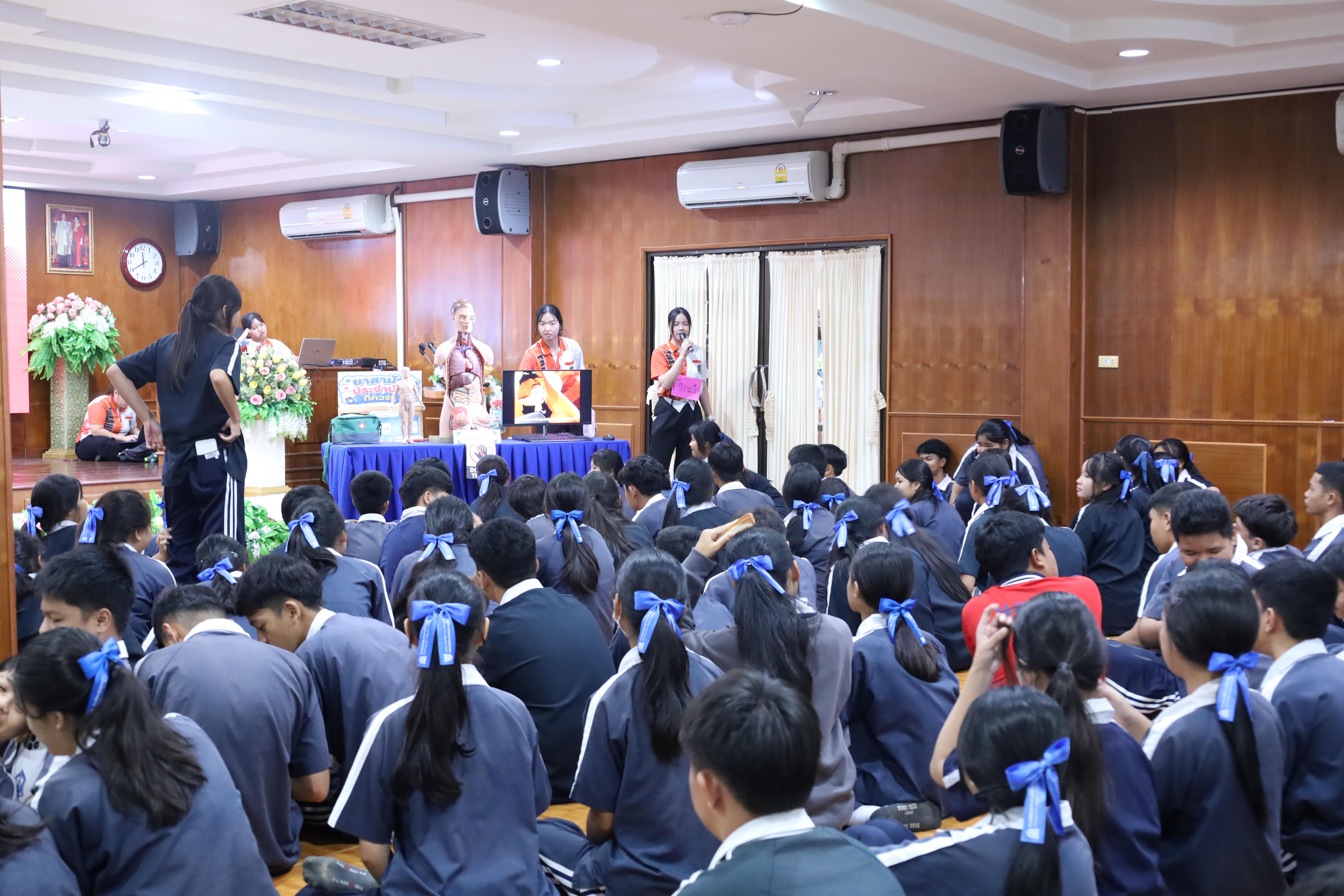 73. จัดกิจกรรมให้ความรู้ เรื่อง พื้นฐานทางสุขศึกษาและพลศึกษา ในด้านความรู้เกี่ยวกับสื่อโฆษณาไซเบอร์ ด้านระบบร่างกาย ด้านเพศศึกษา ด้านโรค และยาให้กับนักเรียนชั้นมัธยมศึกษาตอนต้น โรงเรียนวชิรปราการวิทยาคม