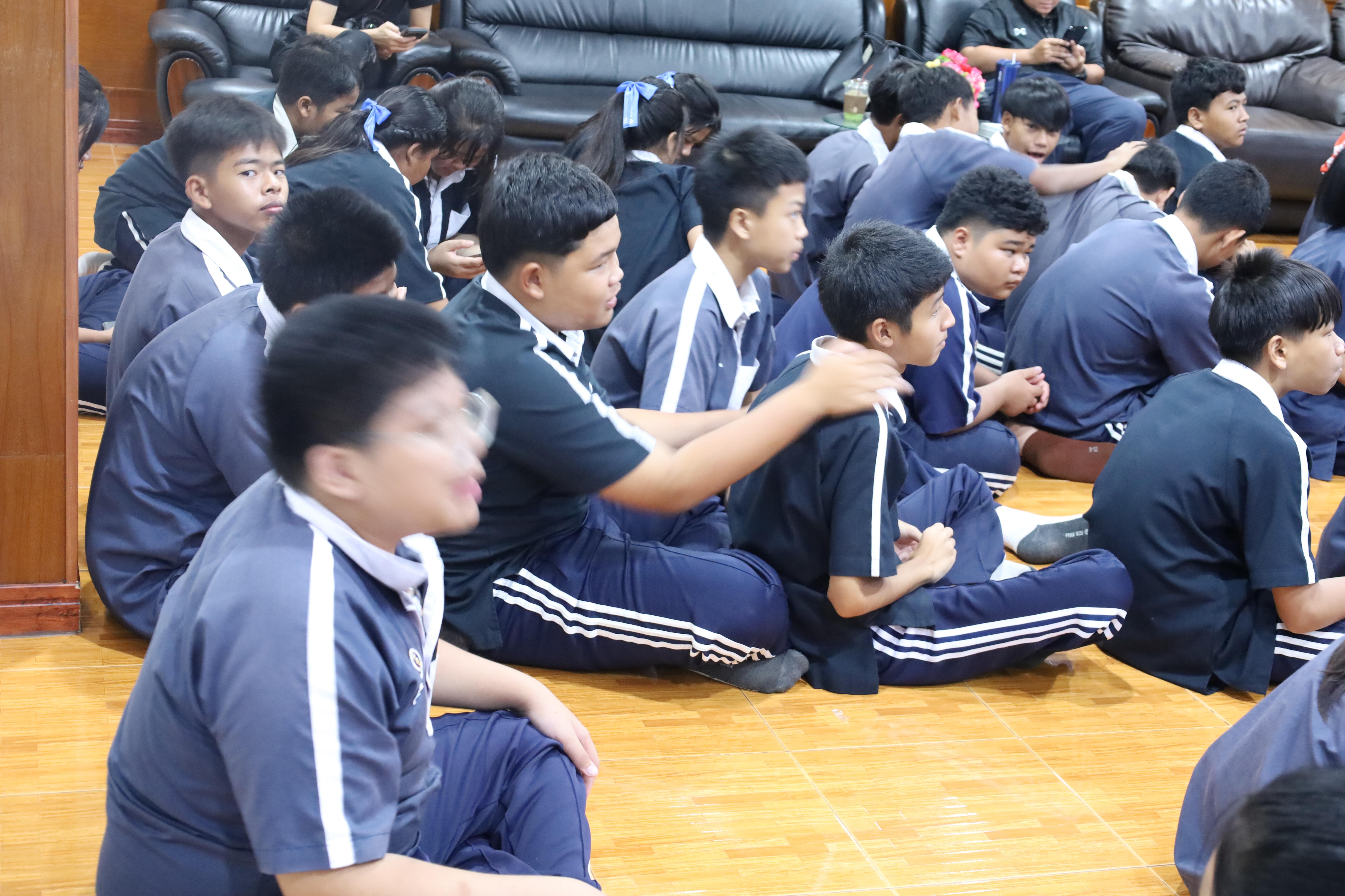 102. จัดกิจกรรมให้ความรู้ เรื่อง พื้นฐานทางสุขศึกษาและพลศึกษา ในด้านความรู้เกี่ยวกับสื่อโฆษณาไซเบอร์ ด้านระบบร่างกาย ด้านเพศศึกษา ด้านโรค และยาให้กับนักเรียนชั้นมัธยมศึกษาตอนต้น โรงเรียนวชิรปราการวิทยาคม
