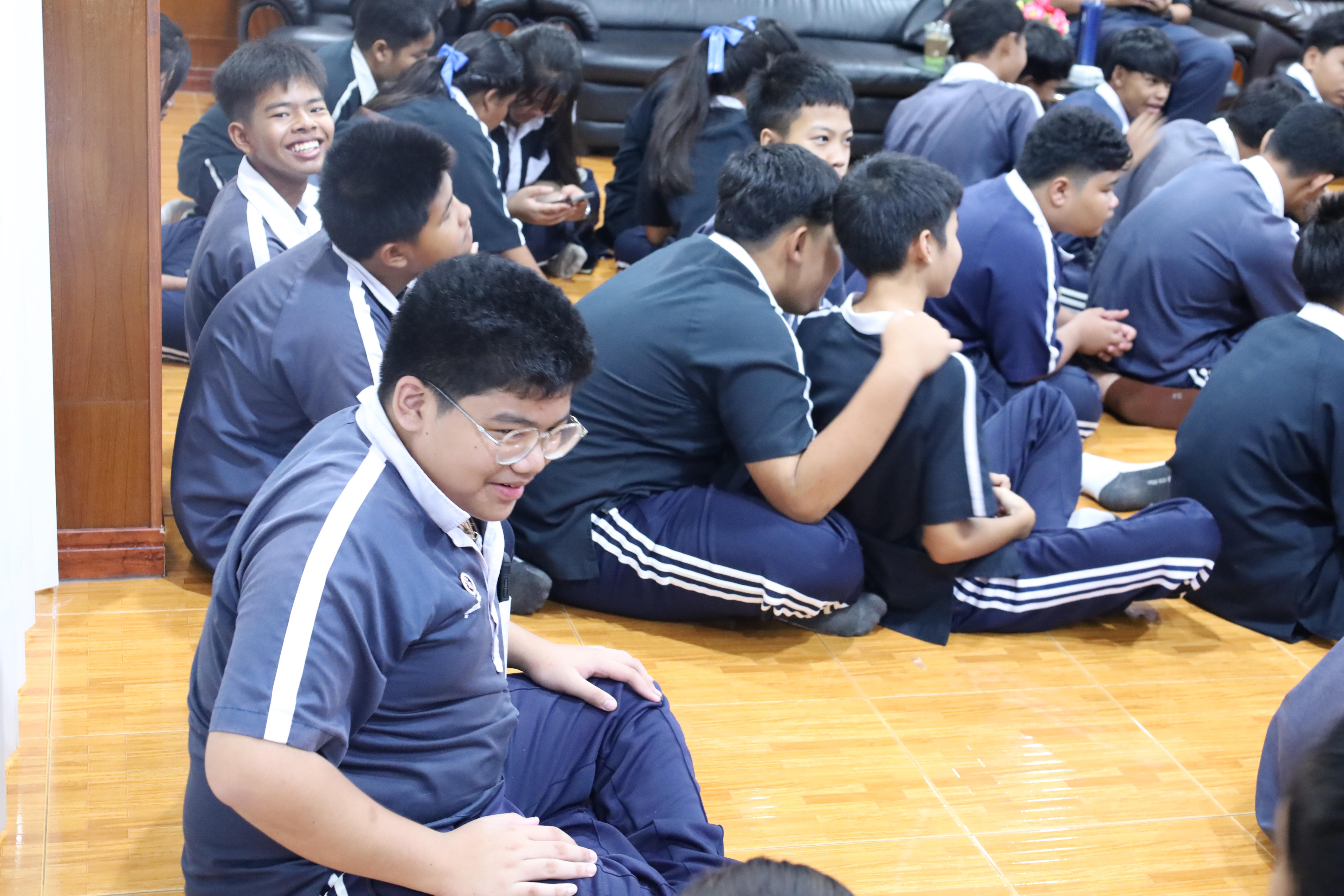 103. จัดกิจกรรมให้ความรู้ เรื่อง พื้นฐานทางสุขศึกษาและพลศึกษา ในด้านความรู้เกี่ยวกับสื่อโฆษณาไซเบอร์ ด้านระบบร่างกาย ด้านเพศศึกษา ด้านโรค และยาให้กับนักเรียนชั้นมัธยมศึกษาตอนต้น โรงเรียนวชิรปราการวิทยาคม