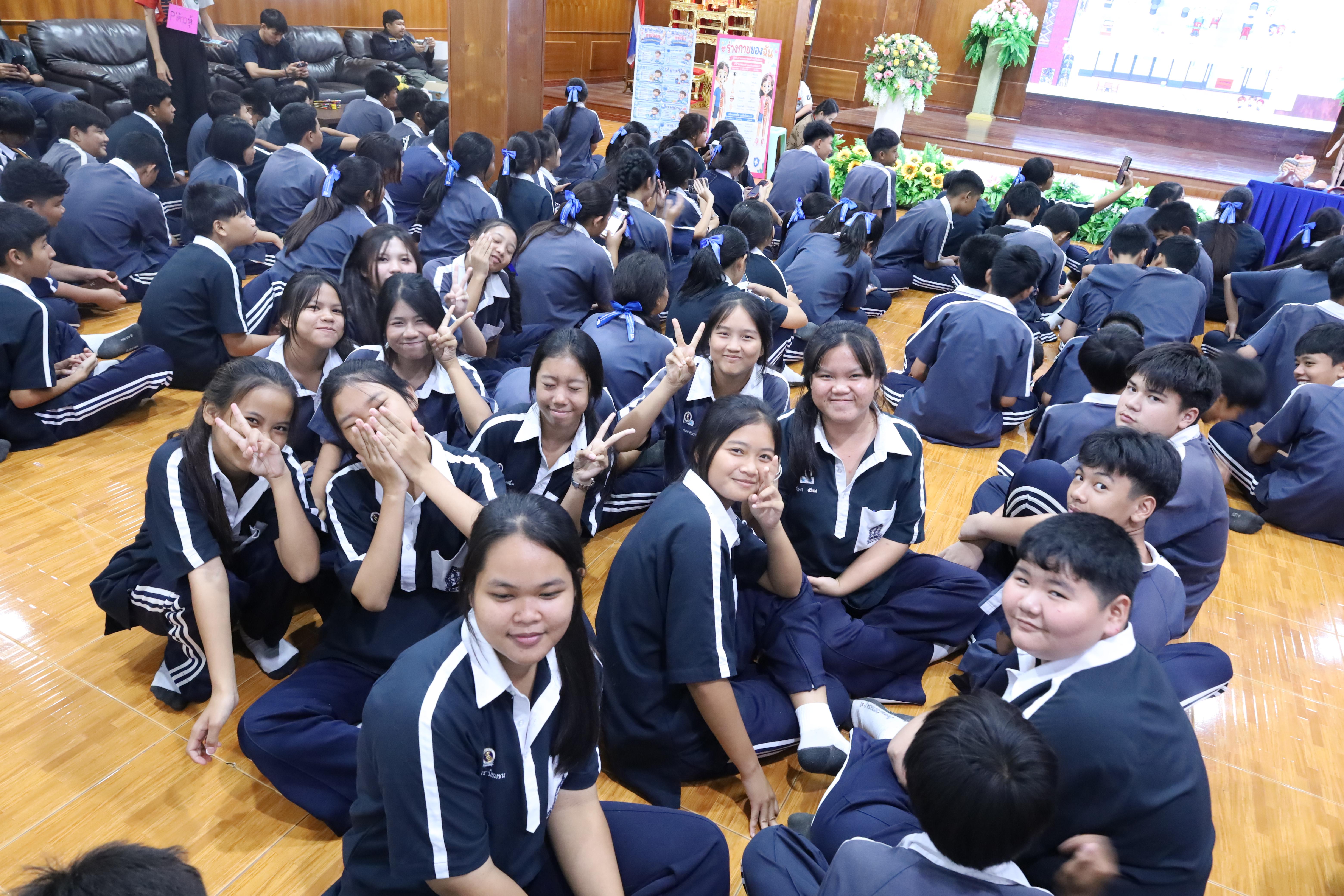 105. จัดกิจกรรมให้ความรู้ เรื่อง พื้นฐานทางสุขศึกษาและพลศึกษา ในด้านความรู้เกี่ยวกับสื่อโฆษณาไซเบอร์ ด้านระบบร่างกาย ด้านเพศศึกษา ด้านโรค และยาให้กับนักเรียนชั้นมัธยมศึกษาตอนต้น โรงเรียนวชิรปราการวิทยาคม