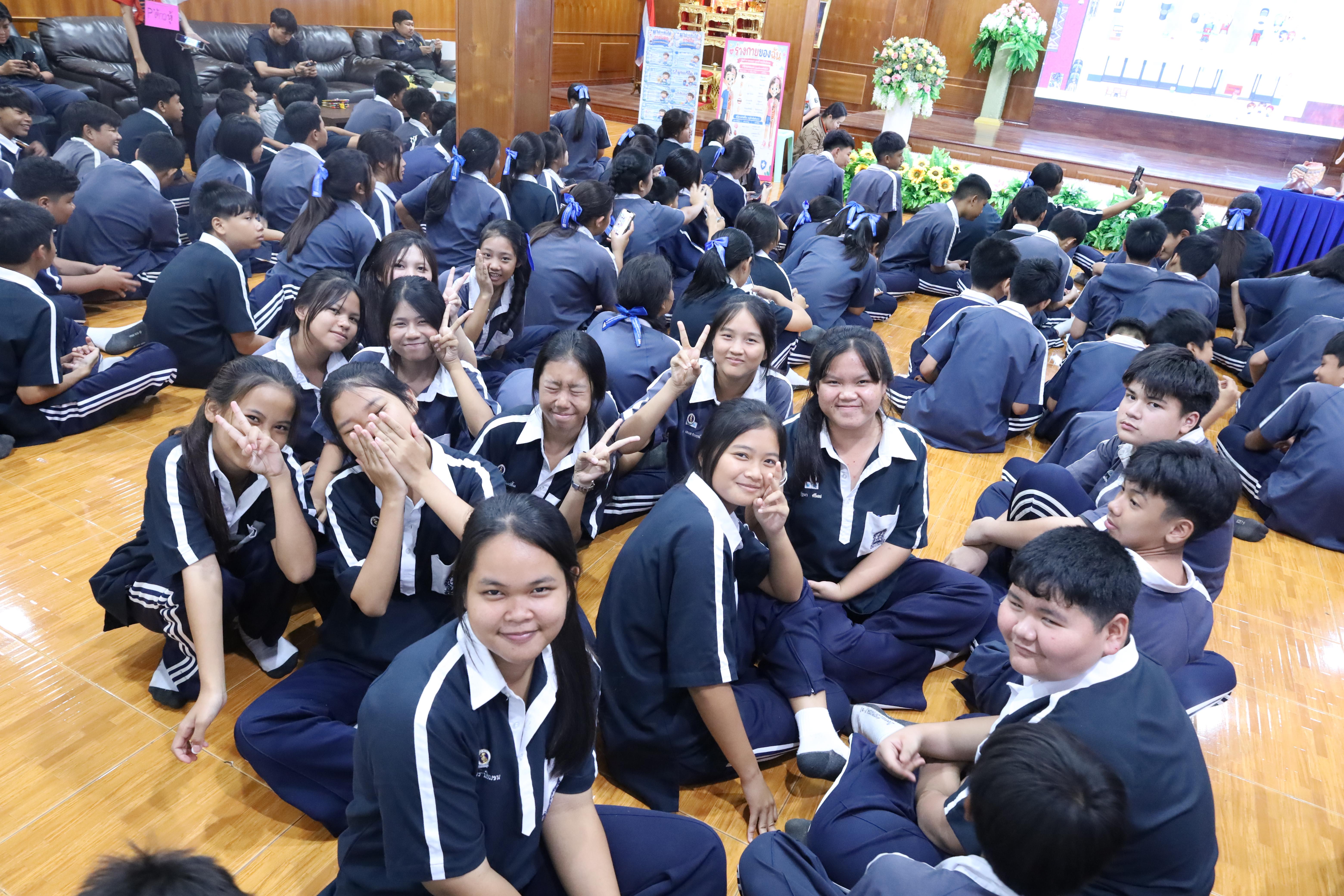 106. จัดกิจกรรมให้ความรู้ เรื่อง พื้นฐานทางสุขศึกษาและพลศึกษา ในด้านความรู้เกี่ยวกับสื่อโฆษณาไซเบอร์ ด้านระบบร่างกาย ด้านเพศศึกษา ด้านโรค และยาให้กับนักเรียนชั้นมัธยมศึกษาตอนต้น โรงเรียนวชิรปราการวิทยาคม
