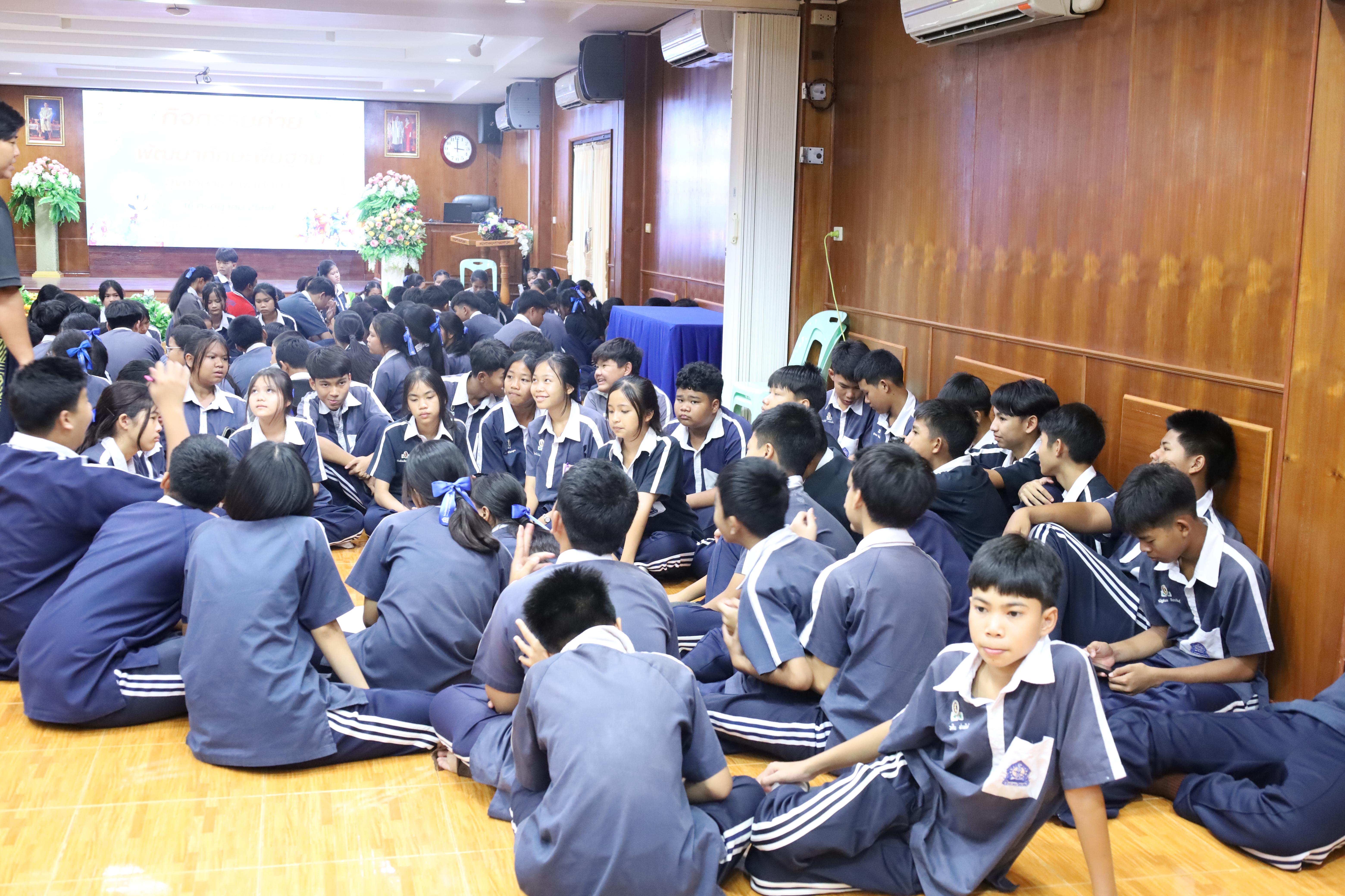 123. จัดกิจกรรมให้ความรู้ เรื่อง พื้นฐานทางสุขศึกษาและพลศึกษา ในด้านความรู้เกี่ยวกับสื่อโฆษณาไซเบอร์ ด้านระบบร่างกาย ด้านเพศศึกษา ด้านโรค และยาให้กับนักเรียนชั้นมัธยมศึกษาตอนต้น โรงเรียนวชิรปราการวิทยาคม