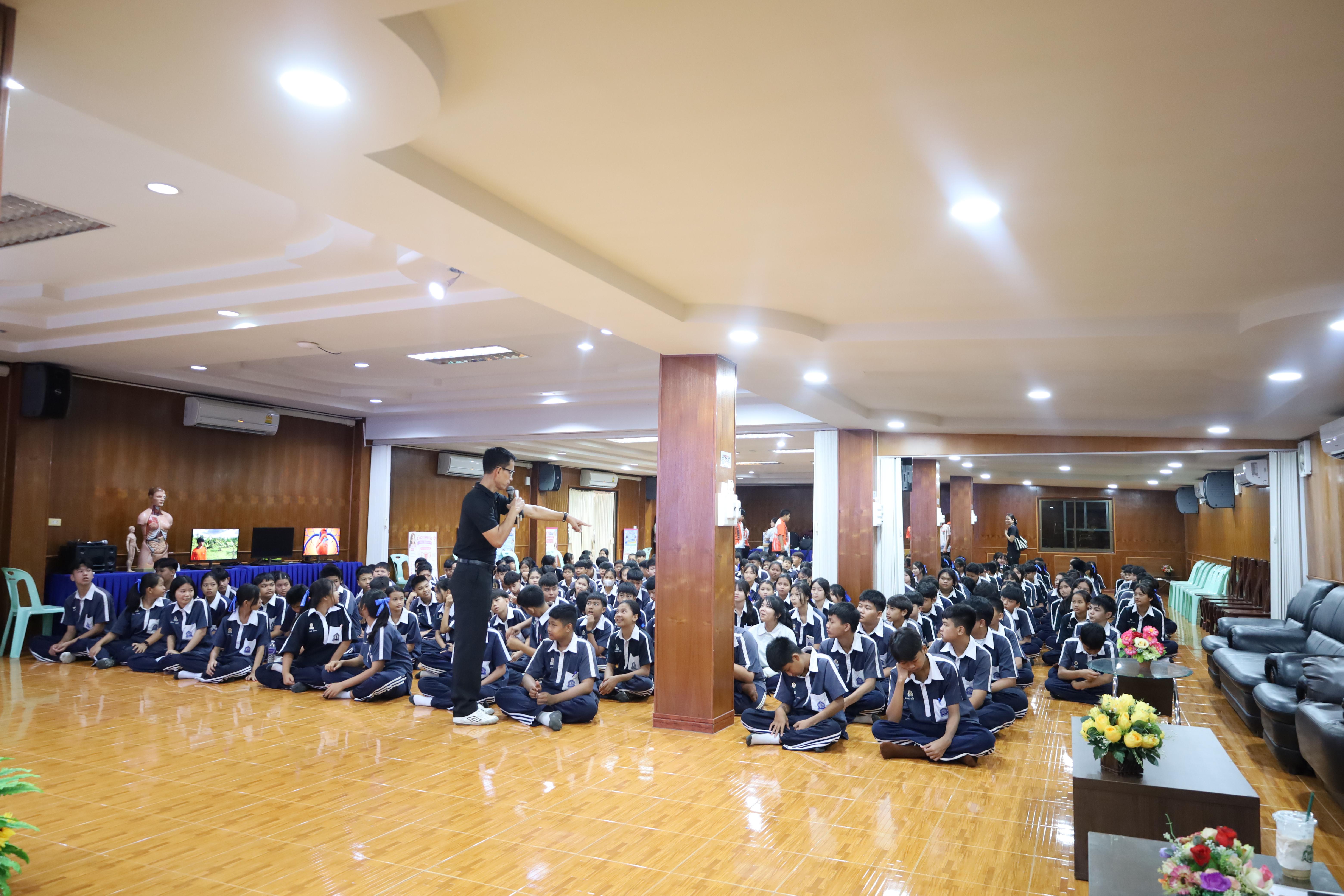 125. จัดกิจกรรมให้ความรู้ เรื่อง พื้นฐานทางสุขศึกษาและพลศึกษา ในด้านความรู้เกี่ยวกับสื่อโฆษณาไซเบอร์ ด้านระบบร่างกาย ด้านเพศศึกษา ด้านโรค และยาให้กับนักเรียนชั้นมัธยมศึกษาตอนต้น โรงเรียนวชิรปราการวิทยาคม