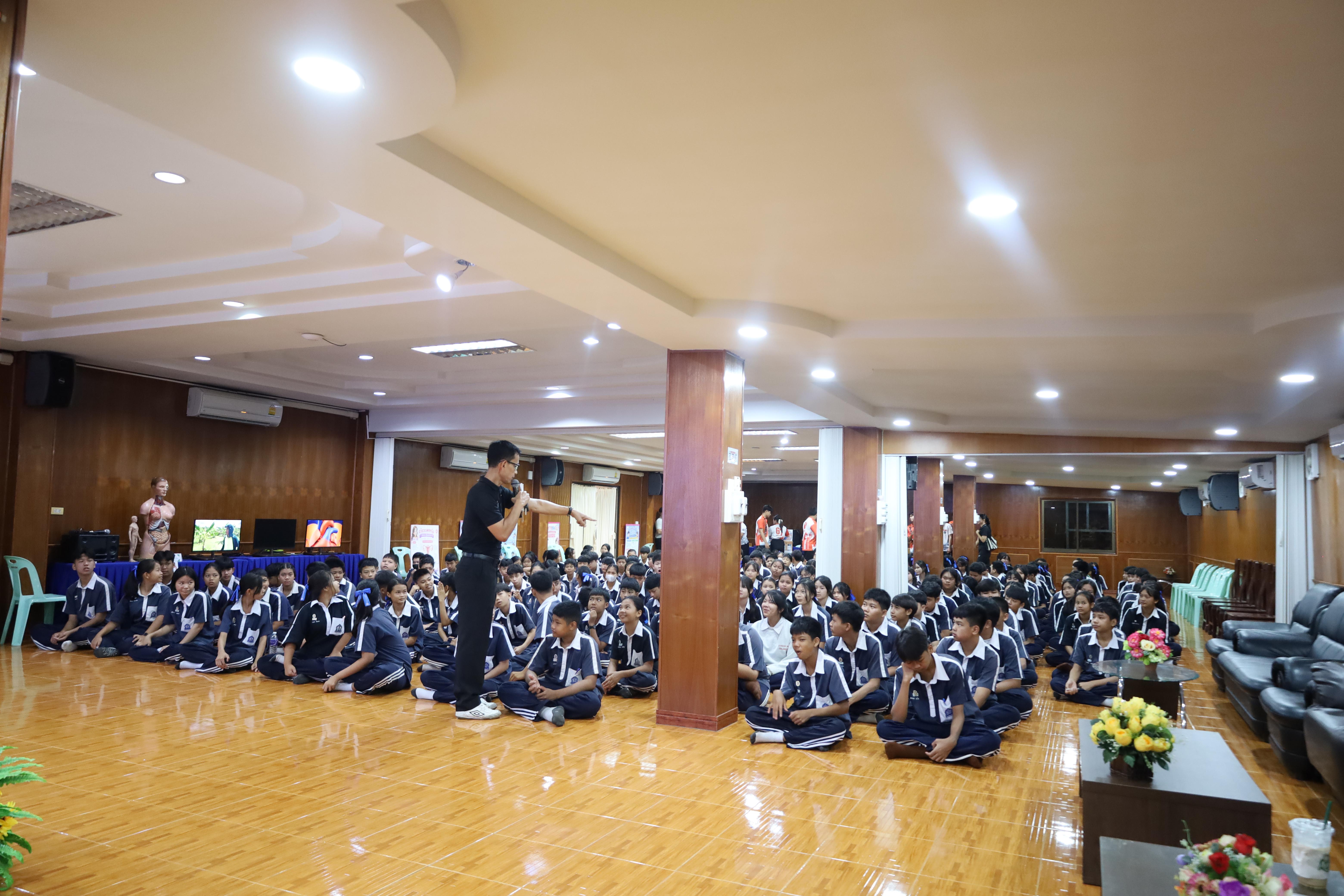 จัดกิจกรรมให้ความรู้ เรื่อง พื้นฐานทางสุขศึกษาและพลศึกษา ในด้านความรู้เกี่ยวกับสื่อโฆษณาไซเบอร์ ด้านระบบร่างกาย ด้านเพศศึกษา ด้านโรค และยาให้กับนักเรียนชั้นมัธยมศึกษาตอนต้น โรงเรียนวชิรปราการวิทยาคม