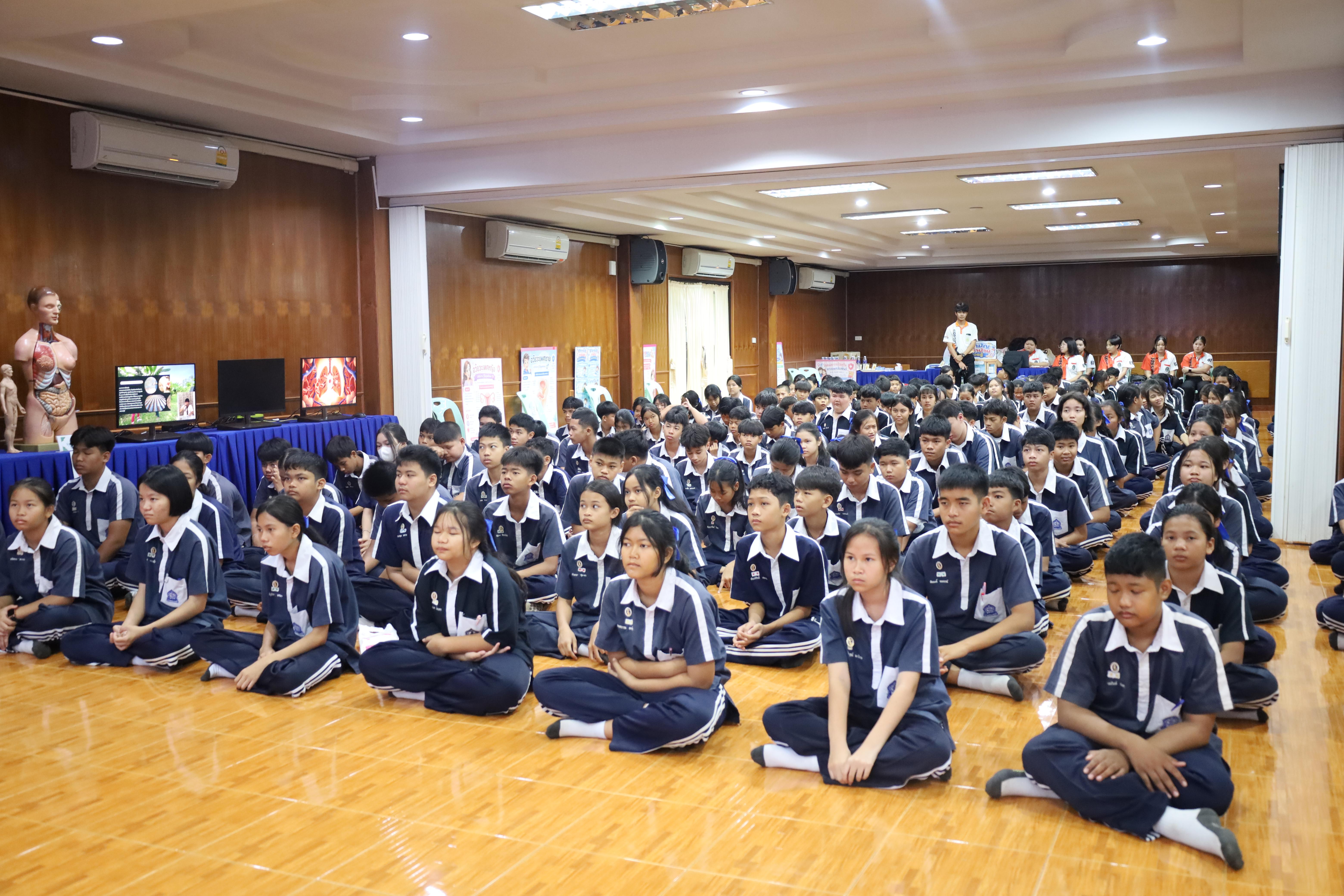 166. จัดกิจกรรมให้ความรู้ เรื่อง พื้นฐานทางสุขศึกษาและพลศึกษา ในด้านความรู้เกี่ยวกับสื่อโฆษณาไซเบอร์ ด้านระบบร่างกาย ด้านเพศศึกษา ด้านโรค และยาให้กับนักเรียนชั้นมัธยมศึกษาตอนต้น โรงเรียนวชิรปราการวิทยาคม