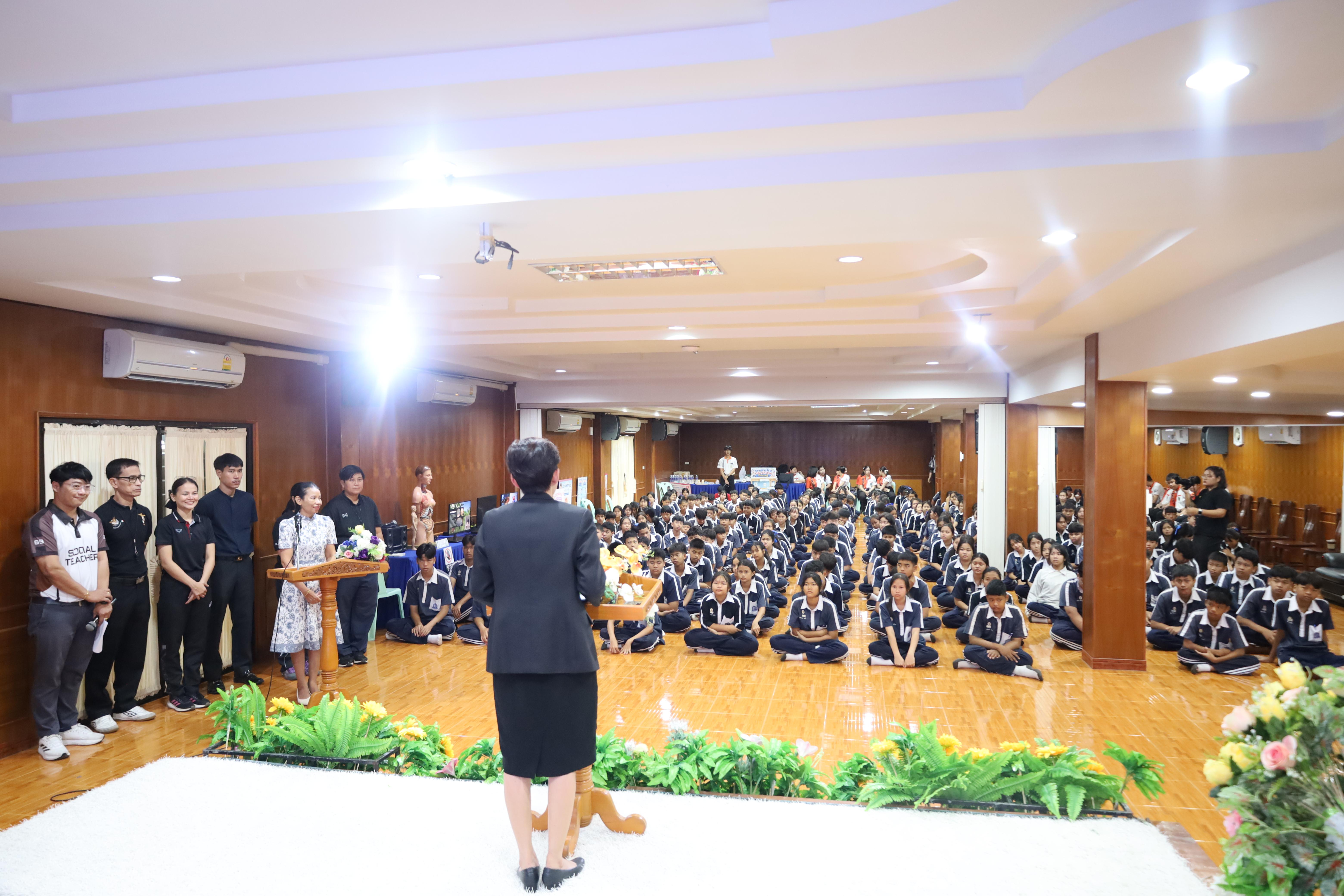 174. จัดกิจกรรมให้ความรู้ เรื่อง พื้นฐานทางสุขศึกษาและพลศึกษา ในด้านความรู้เกี่ยวกับสื่อโฆษณาไซเบอร์ ด้านระบบร่างกาย ด้านเพศศึกษา ด้านโรค และยาให้กับนักเรียนชั้นมัธยมศึกษาตอนต้น โรงเรียนวชิรปราการวิทยาคม