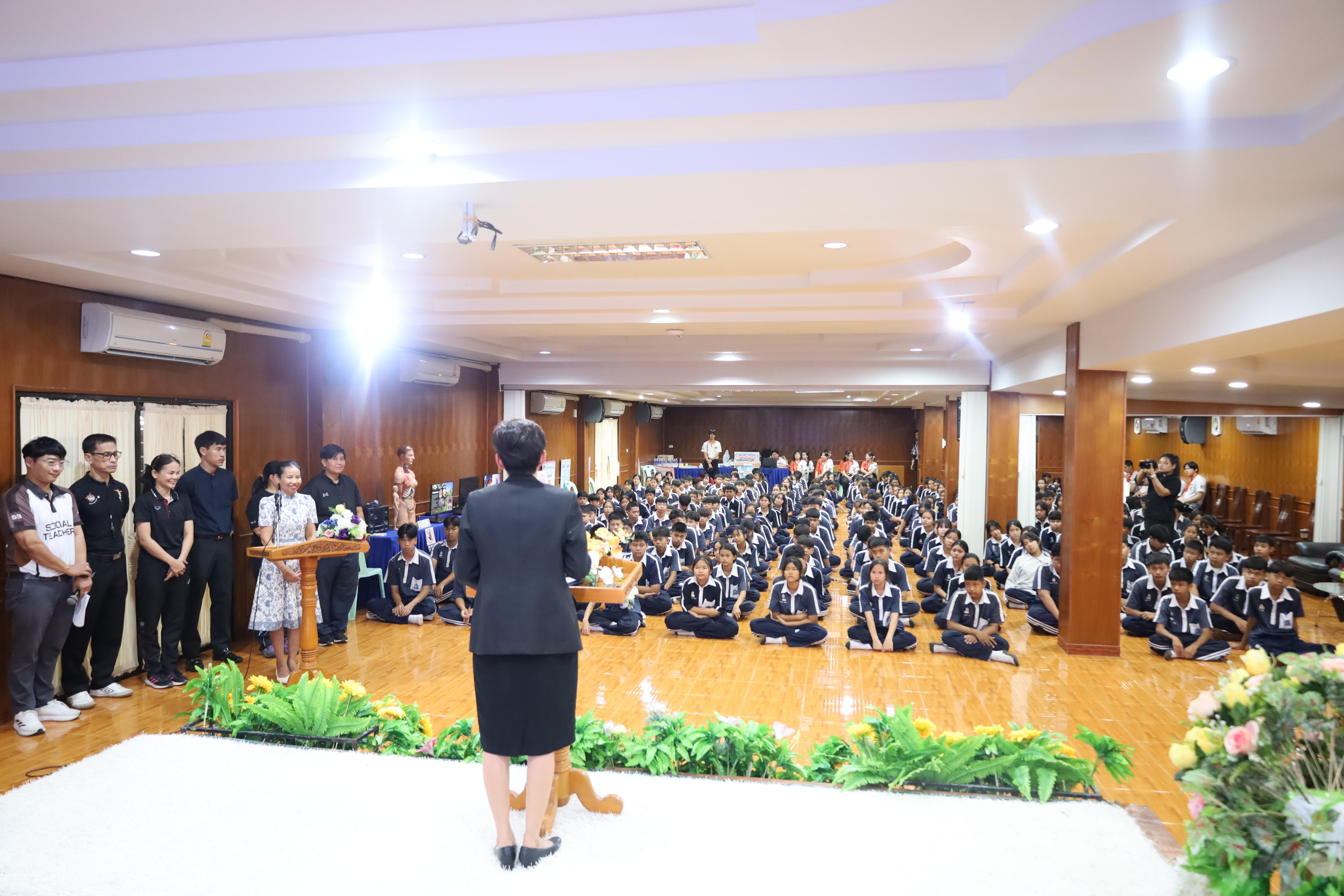 175. จัดกิจกรรมให้ความรู้ เรื่อง พื้นฐานทางสุขศึกษาและพลศึกษา ในด้านความรู้เกี่ยวกับสื่อโฆษณาไซเบอร์ ด้านระบบร่างกาย ด้านเพศศึกษา ด้านโรค และยาให้กับนักเรียนชั้นมัธยมศึกษาตอนต้น โรงเรียนวชิรปราการวิทยาคม