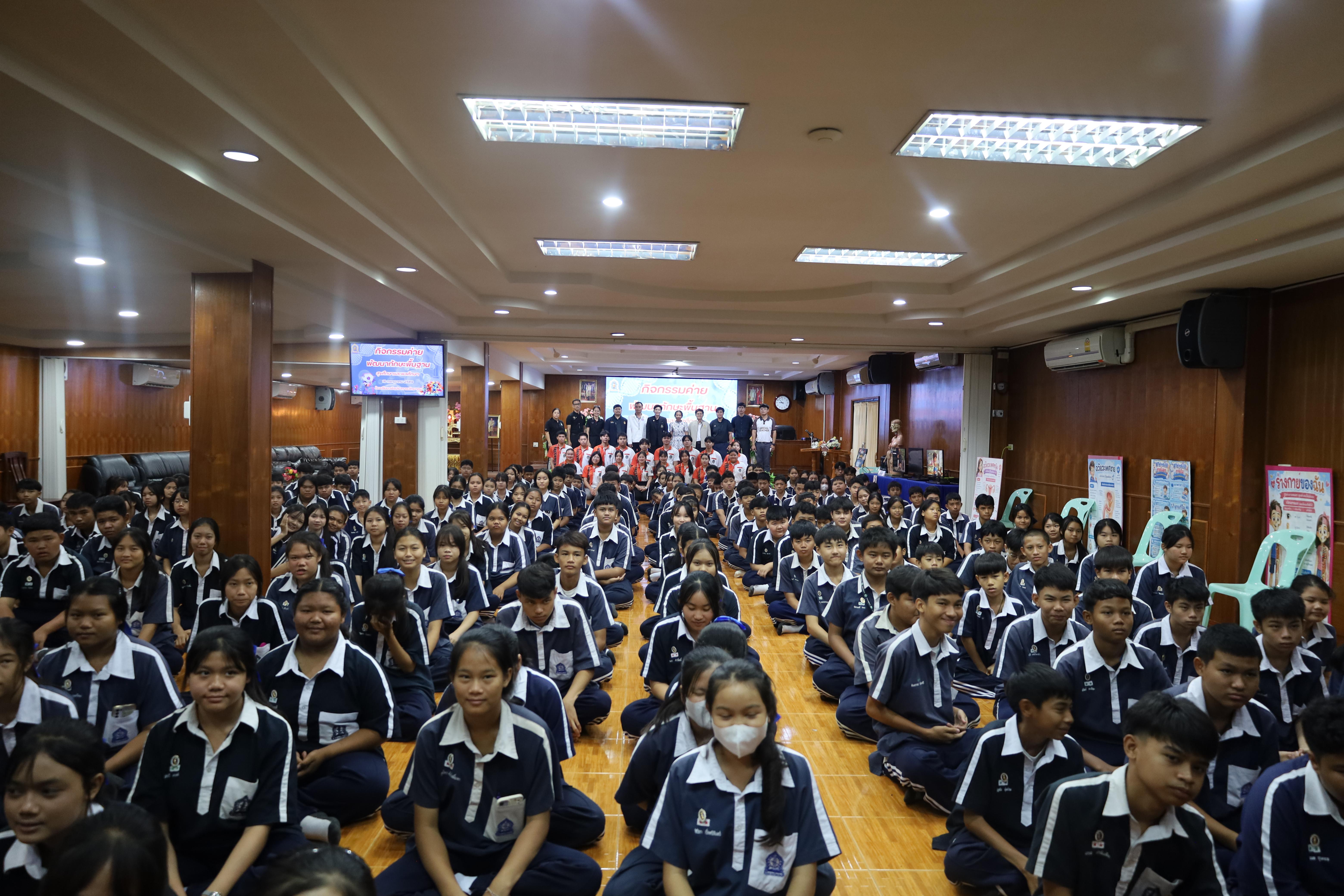 191. จัดกิจกรรมให้ความรู้ เรื่อง พื้นฐานทางสุขศึกษาและพลศึกษา ในด้านความรู้เกี่ยวกับสื่อโฆษณาไซเบอร์ ด้านระบบร่างกาย ด้านเพศศึกษา ด้านโรค และยาให้กับนักเรียนชั้นมัธยมศึกษาตอนต้น โรงเรียนวชิรปราการวิทยาคม
