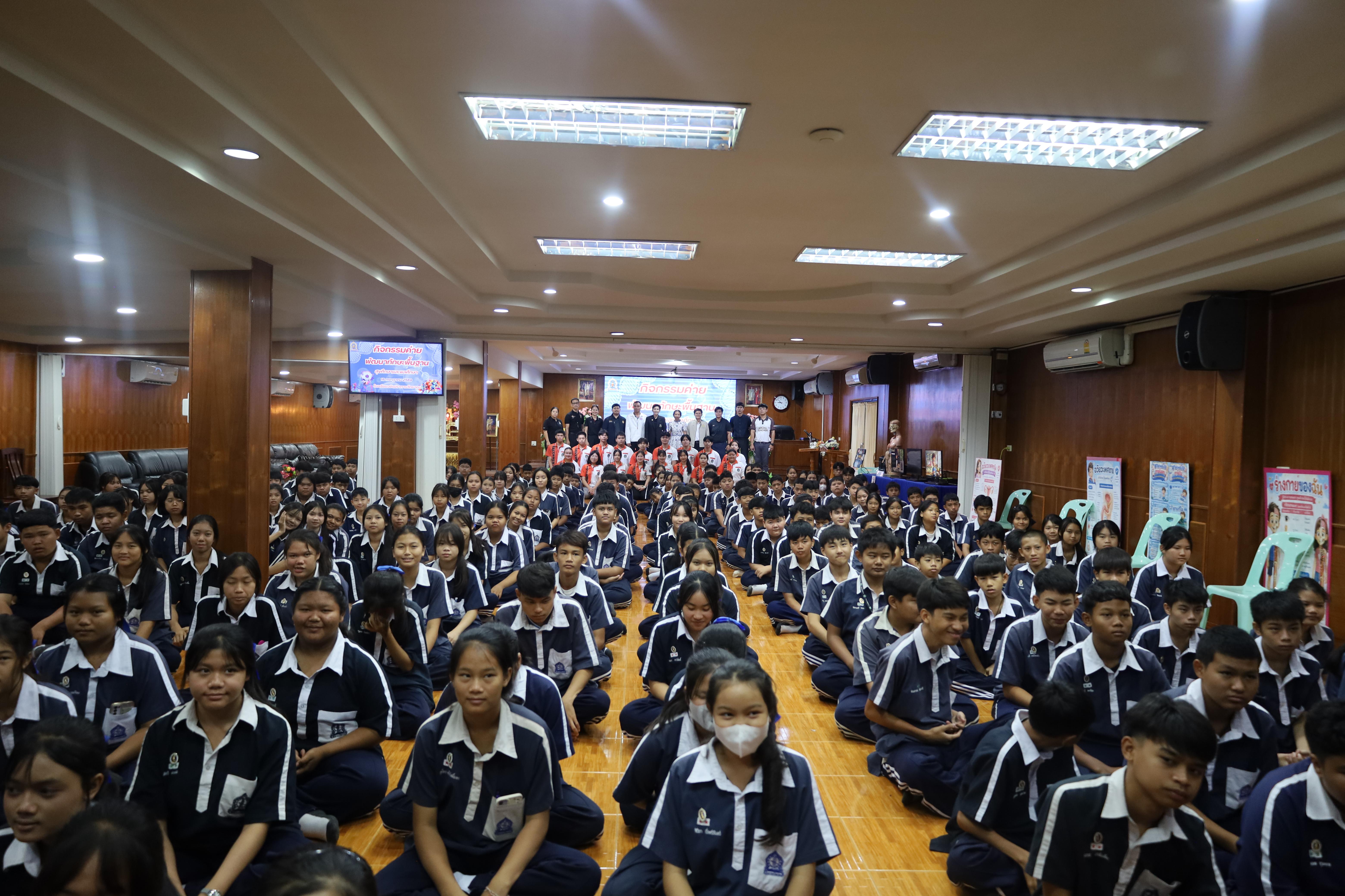 192. จัดกิจกรรมให้ความรู้ เรื่อง พื้นฐานทางสุขศึกษาและพลศึกษา ในด้านความรู้เกี่ยวกับสื่อโฆษณาไซเบอร์ ด้านระบบร่างกาย ด้านเพศศึกษา ด้านโรค และยาให้กับนักเรียนชั้นมัธยมศึกษาตอนต้น โรงเรียนวชิรปราการวิทยาคม