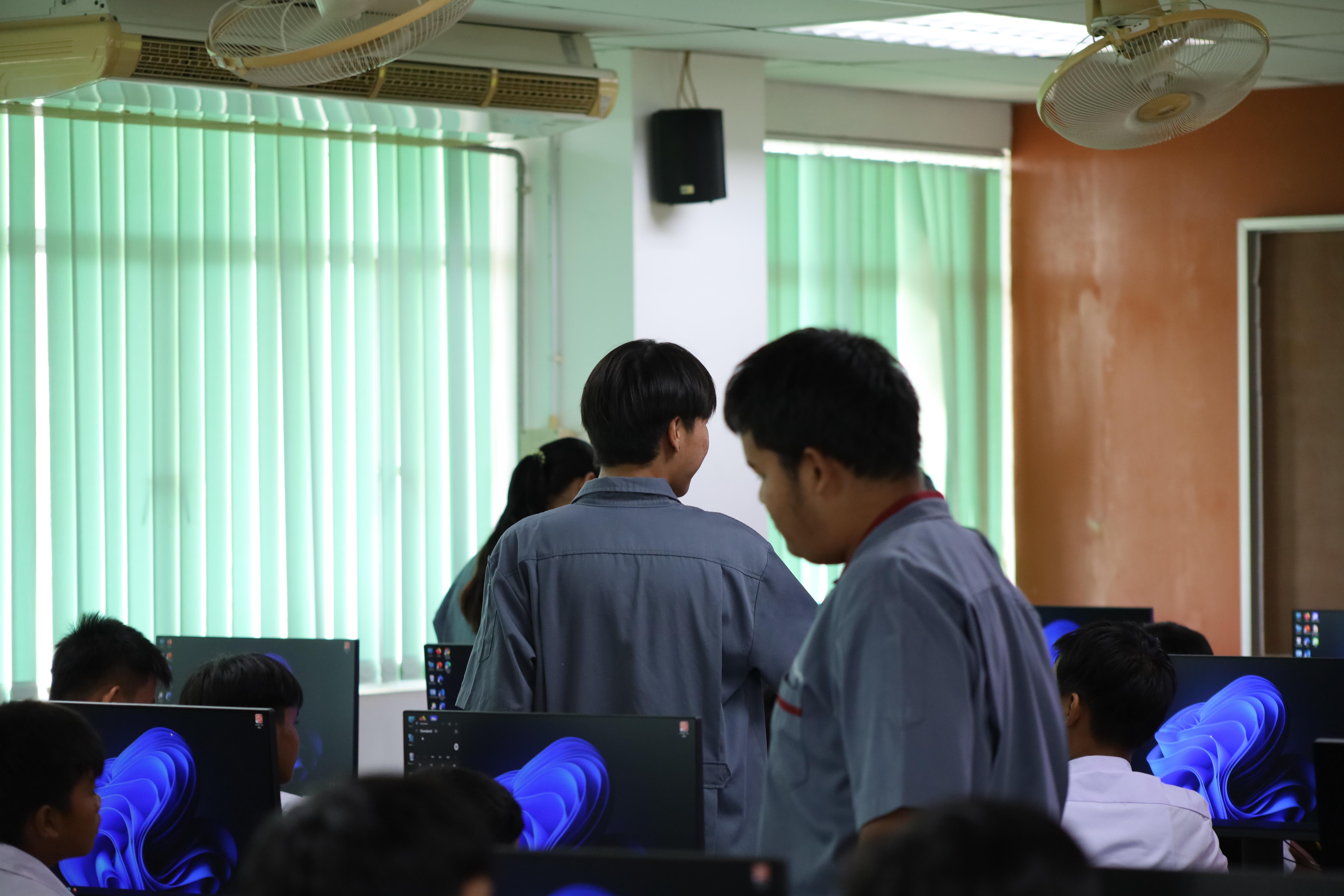81. กิจกรรมการบูรณาการการจัดการเรียนการสอนกับการบริการวิชาการในสถานศึกษารายวิชาคณิตศาสตร์สำหรับครูคอมพิวเตอร์