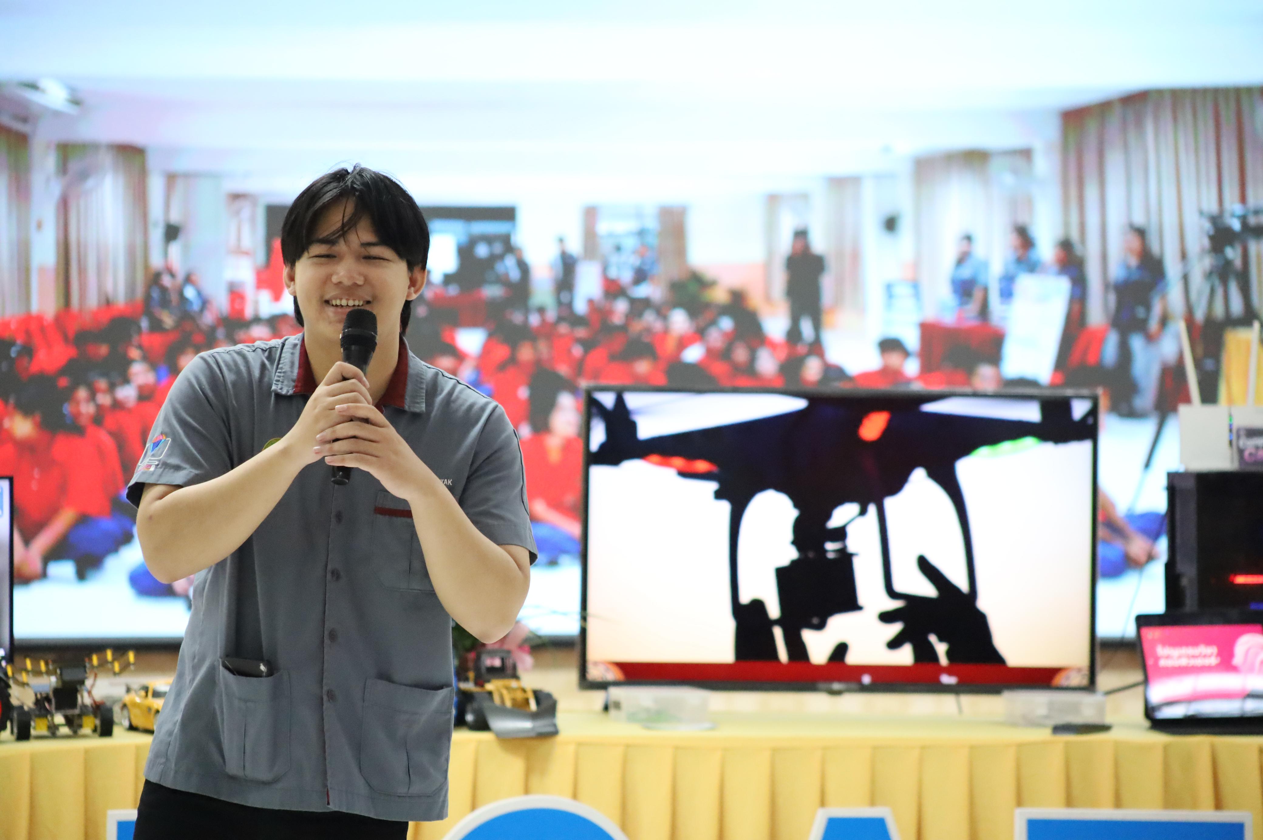 18. จัดกิจกรรมอบรมพัฒนาทักษะทางด้านเทคโนโลยี ให้กับนักเรียนโรงเรียนนครไตรตรึงษ์