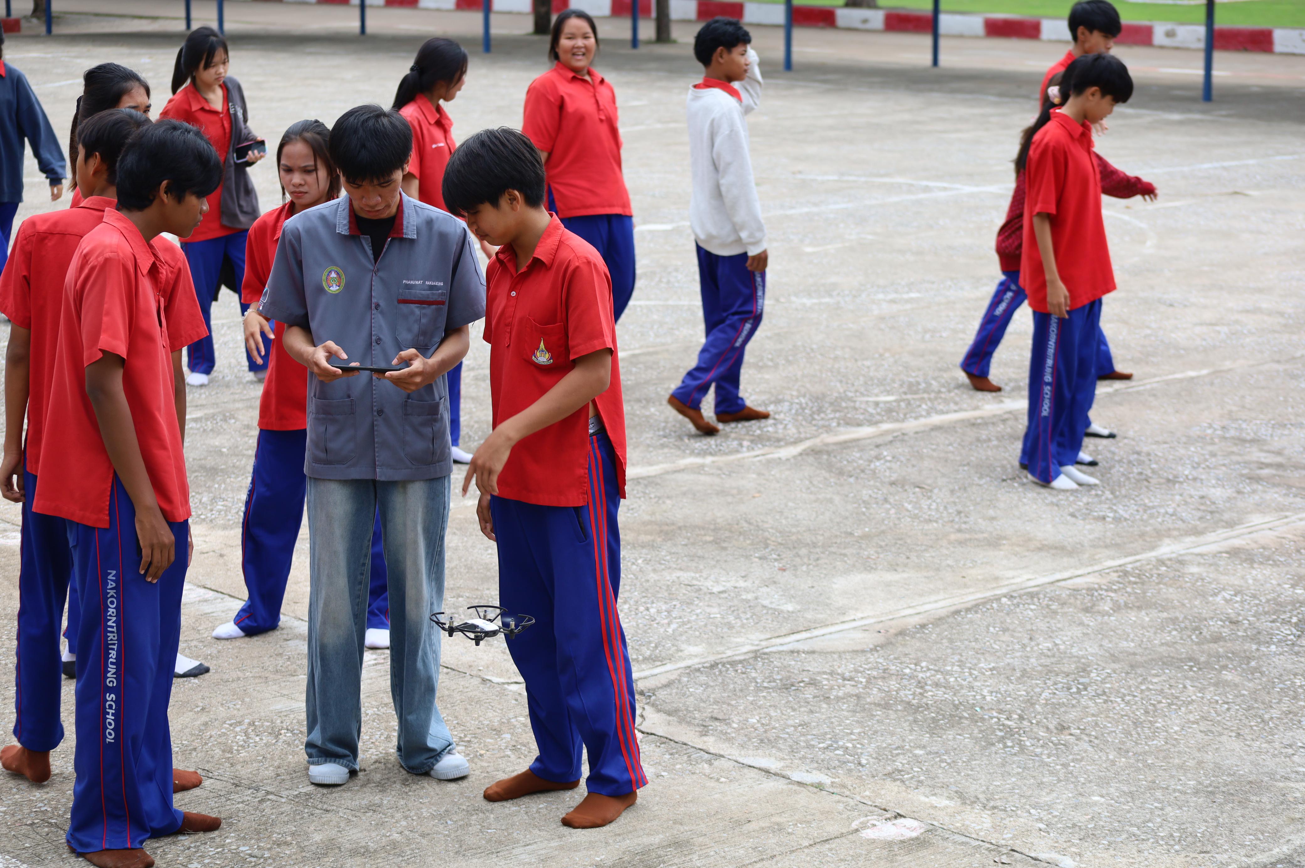 51. จัดกิจกรรมอบรมพัฒนาทักษะทางด้านเทคโนโลยี ให้กับนักเรียนโรงเรียนนครไตรตรึงษ์