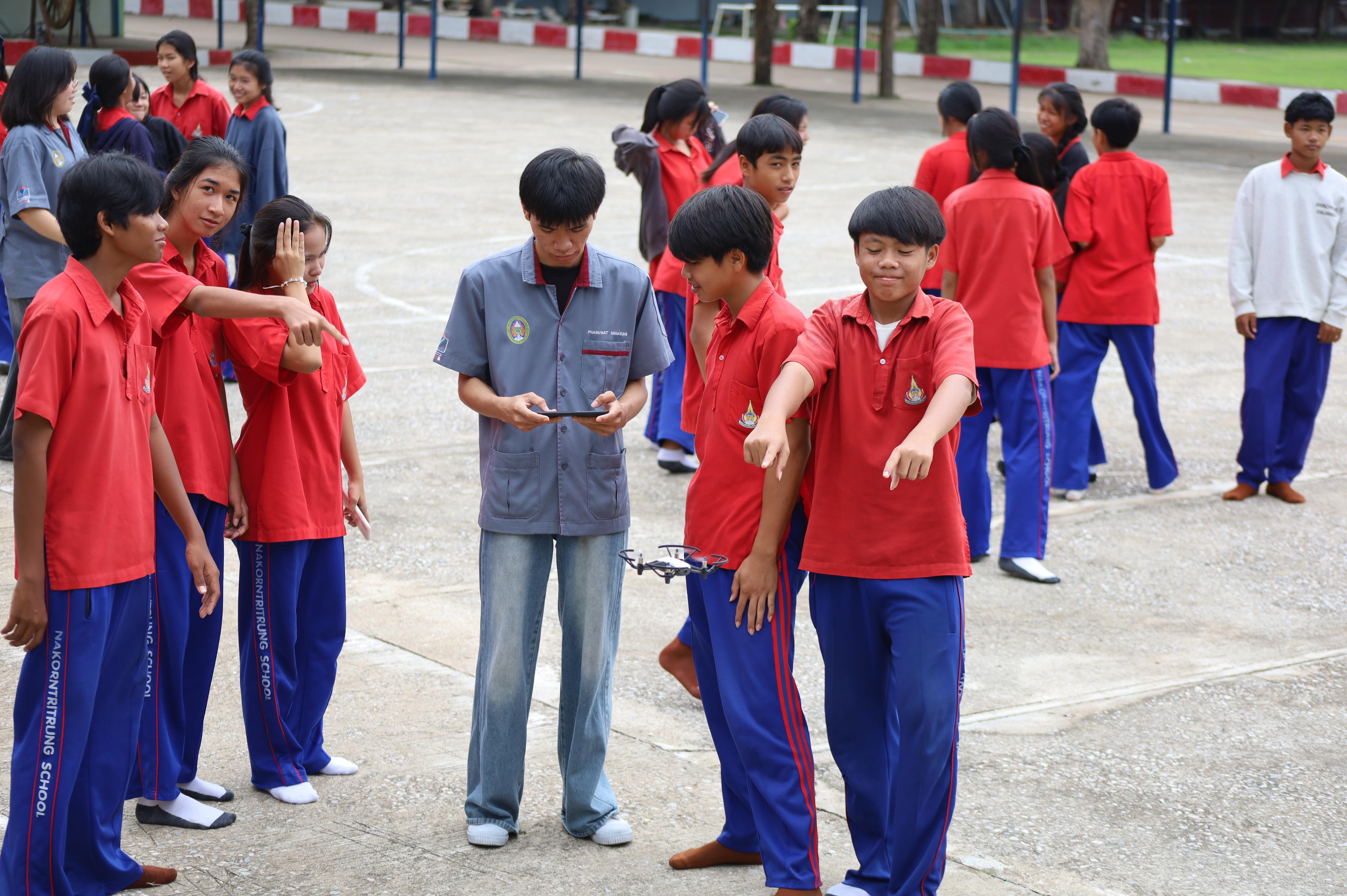 52. จัดกิจกรรมอบรมพัฒนาทักษะทางด้านเทคโนโลยี ให้กับนักเรียนโรงเรียนนครไตรตรึงษ์
