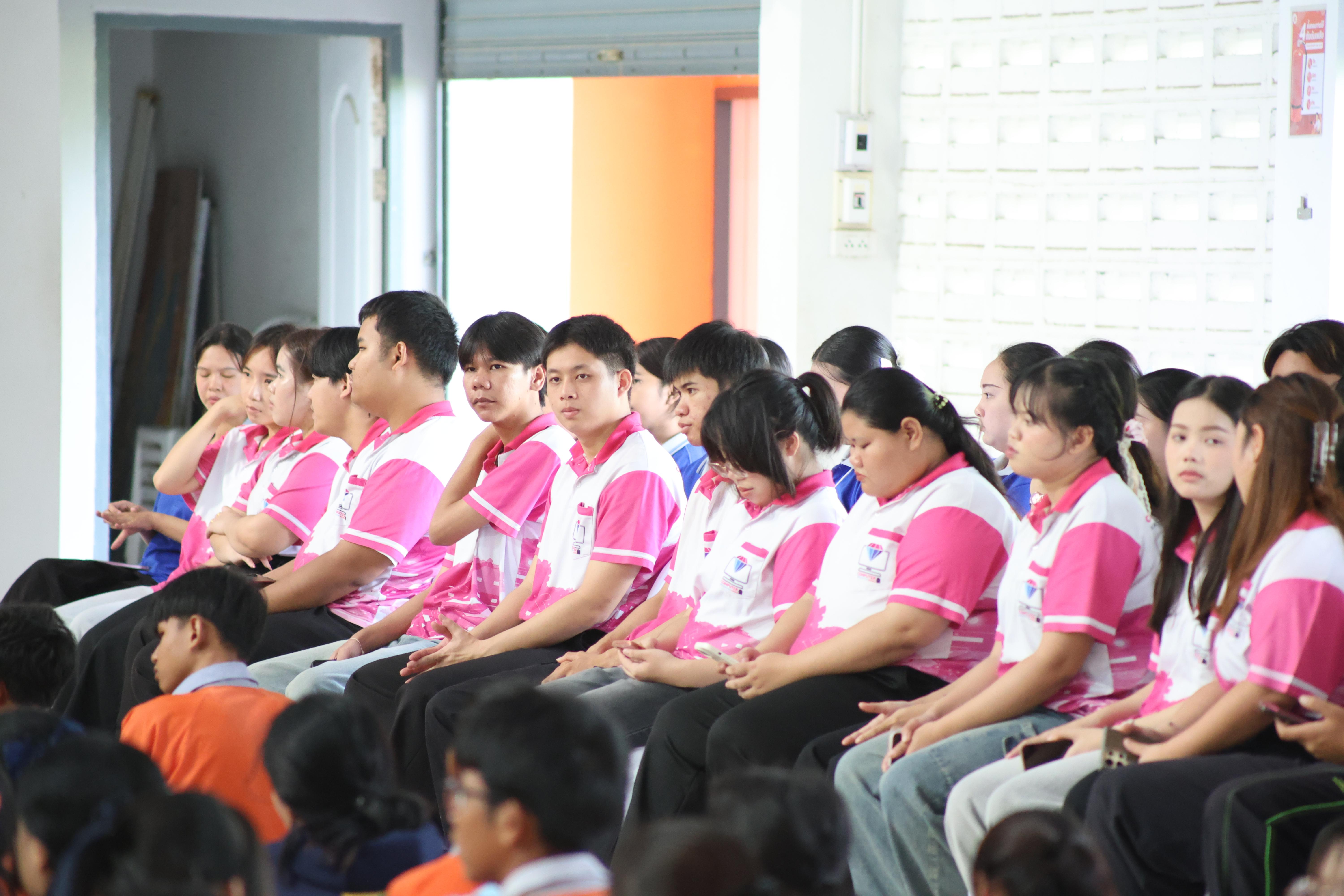 12. โปรแกรมวิชาคอมพิวเตอร์มหาวิทยาลัยราชภัฎกำแพงเพชร จัดกิจกรรมอบรมพัฒนาทักษะทางด้านเทคโนโลยี ให้กับนักเรียนโรงเรียนคณฑีพิทยาคม