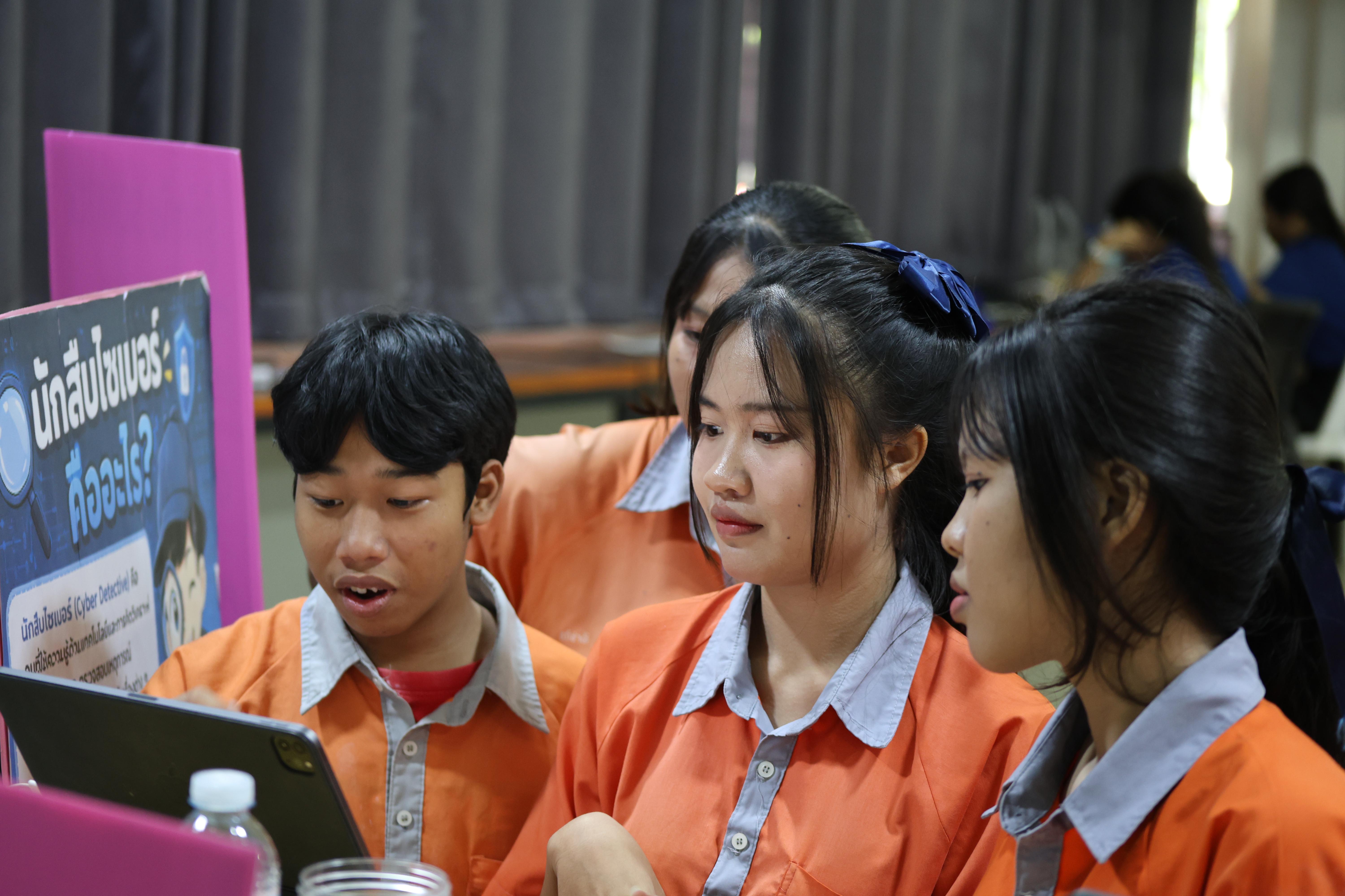 111. โปรแกรมวิชาคอมพิวเตอร์มหาวิทยาลัยราชภัฎกำแพงเพชร จัดกิจกรรมอบรมพัฒนาทักษะทางด้านเทคโนโลยี ให้กับนักเรียนโรงเรียนคณฑีพิทยาคม